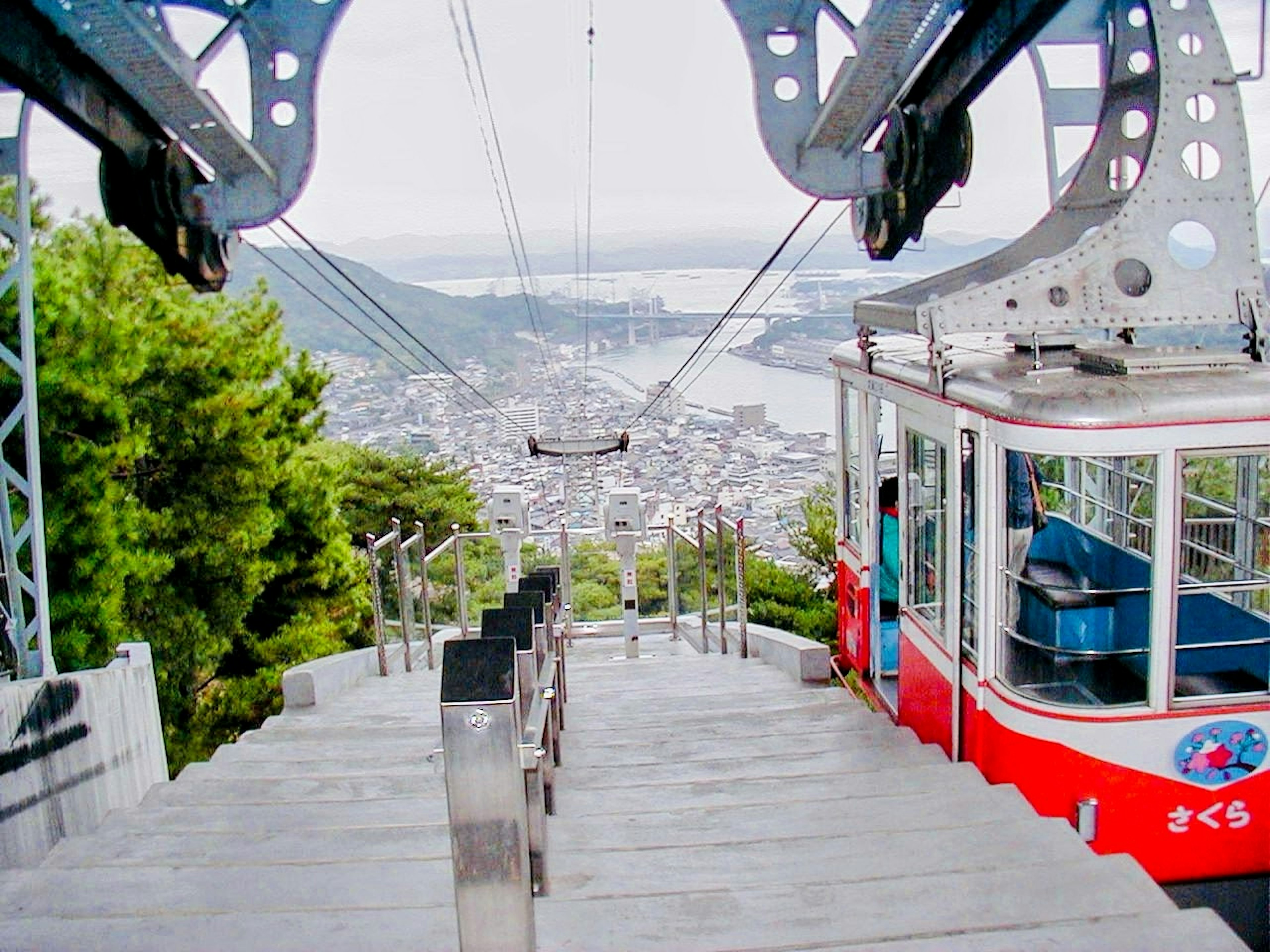 Vista panoramica da una stazione della funivia che sovrasta una città e un paesaggio