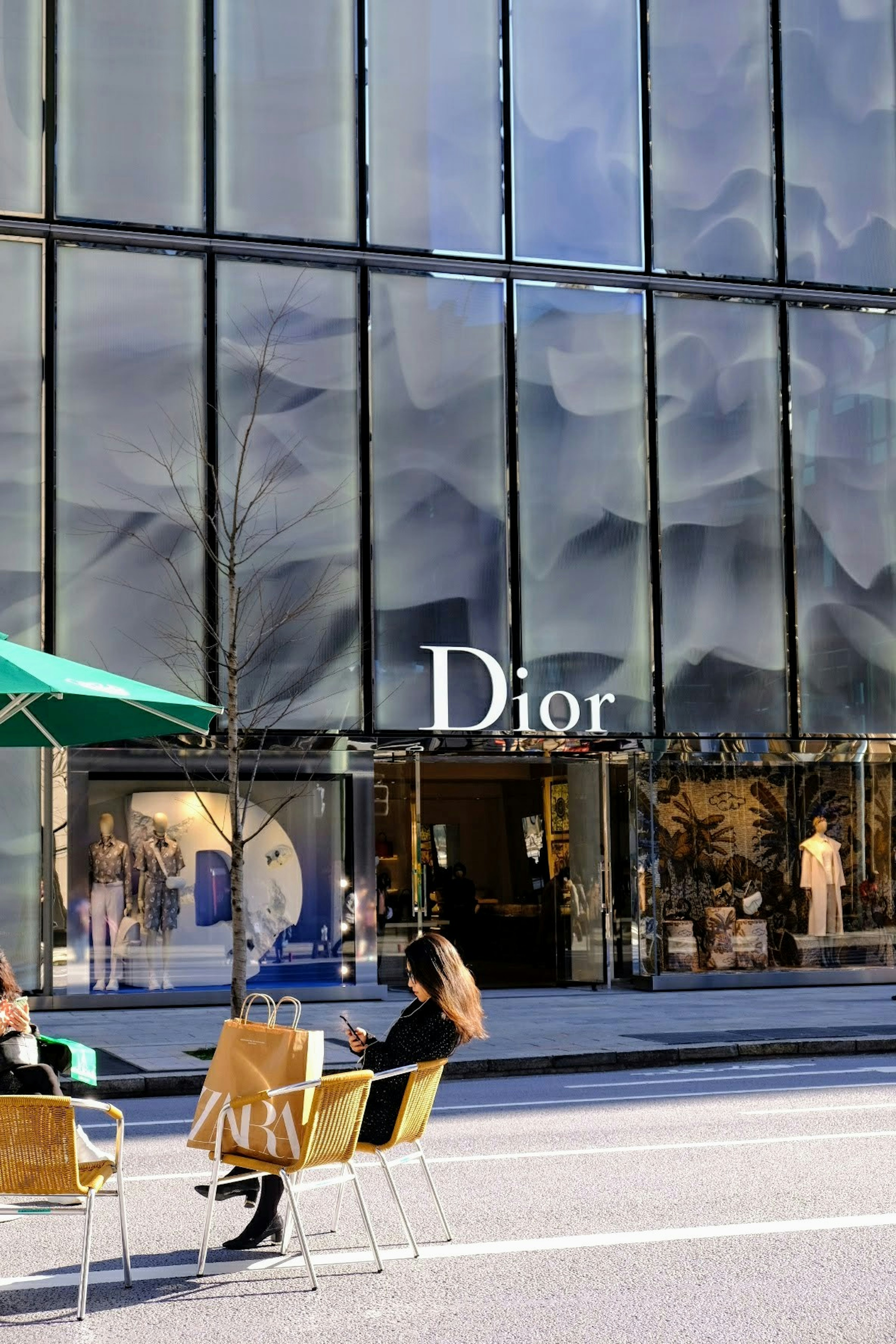 หน้าร้าน Dior พร้อมสถาปัตยกรรมสมัยใหม่และที่นั่งกลางแจ้ง