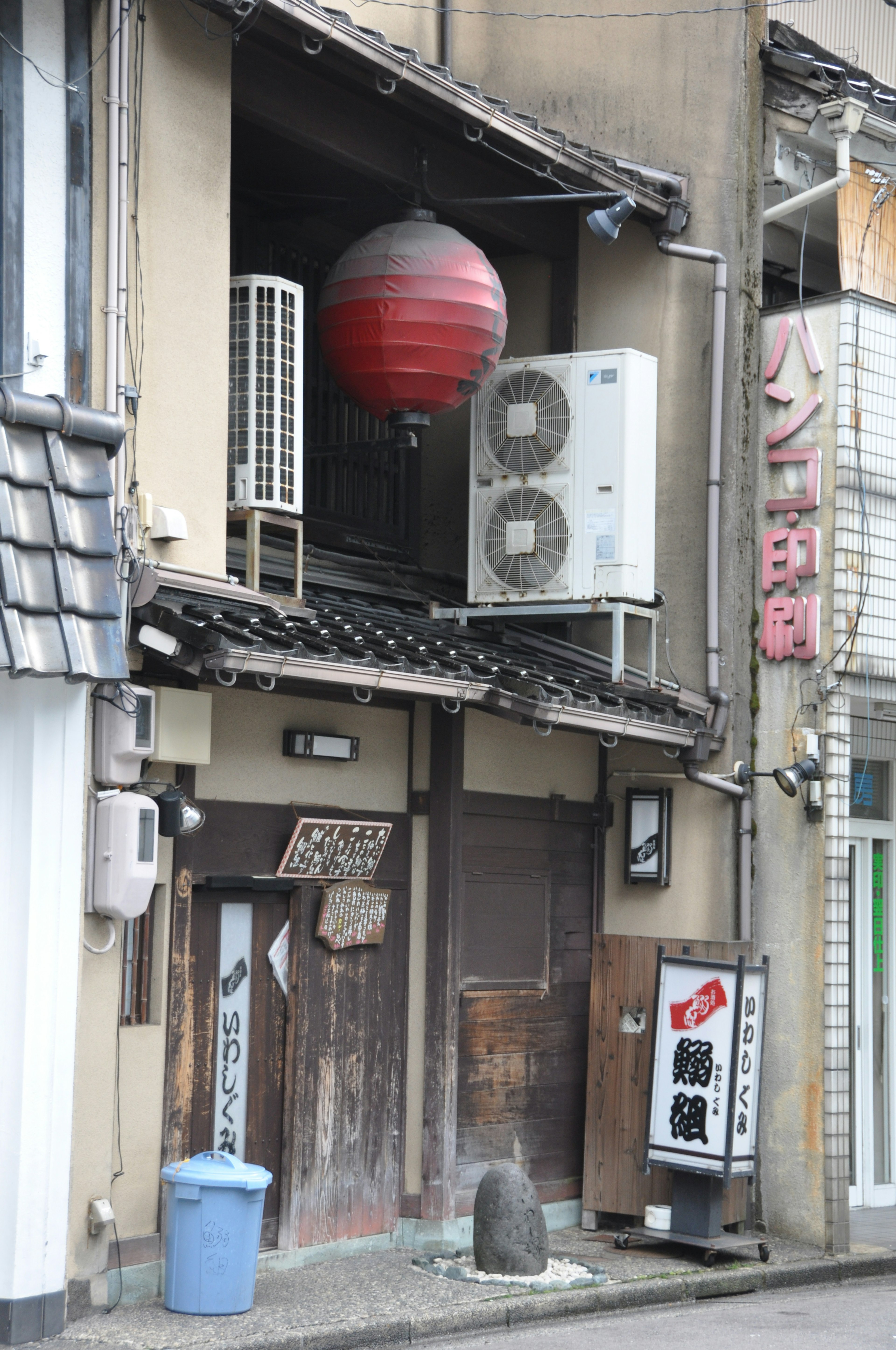 Exterior de un antiguo edificio japonés con una linterna roja