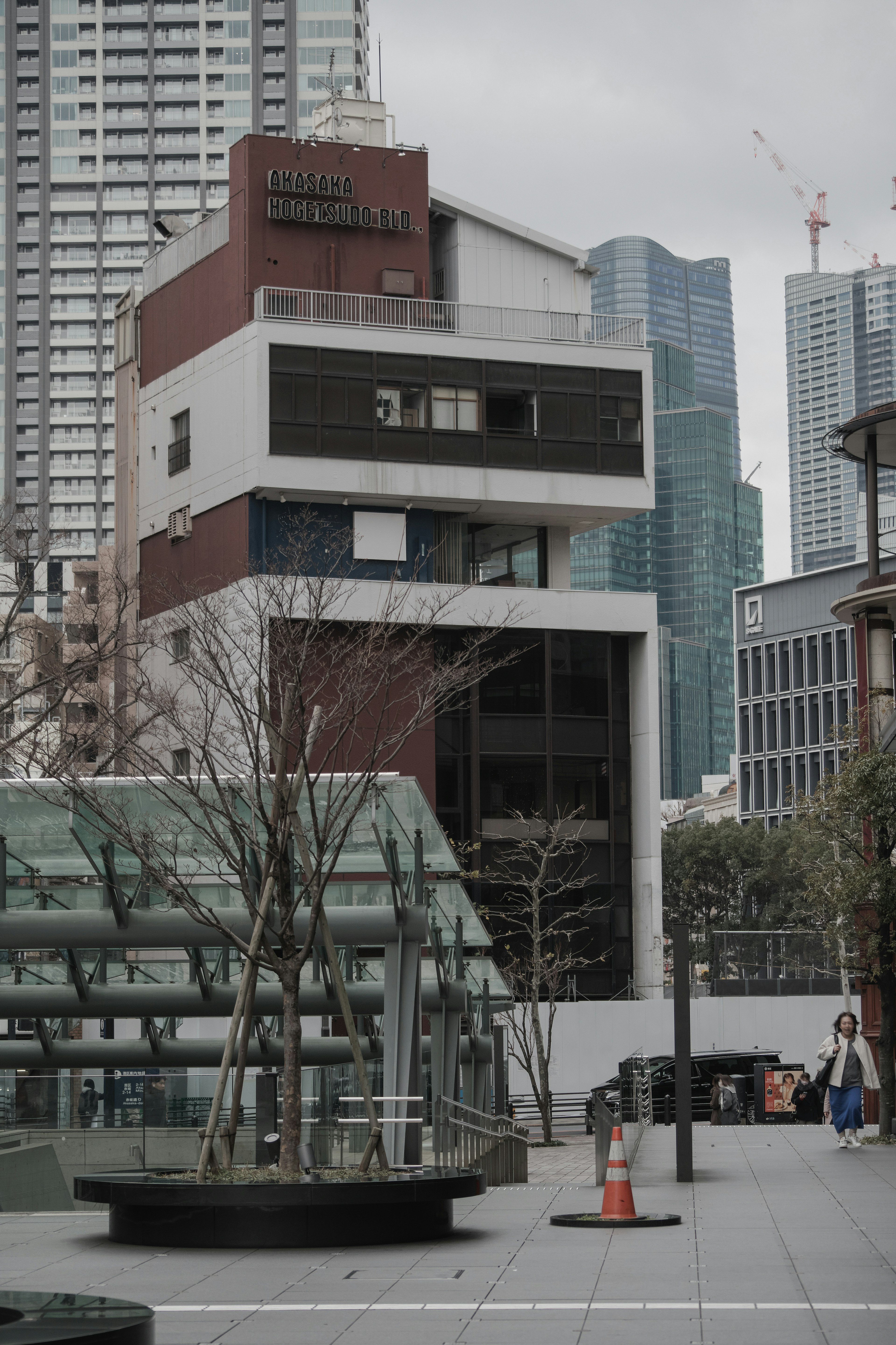 Architecture moderne avec un bâtiment unique au milieu des gratte-ciels