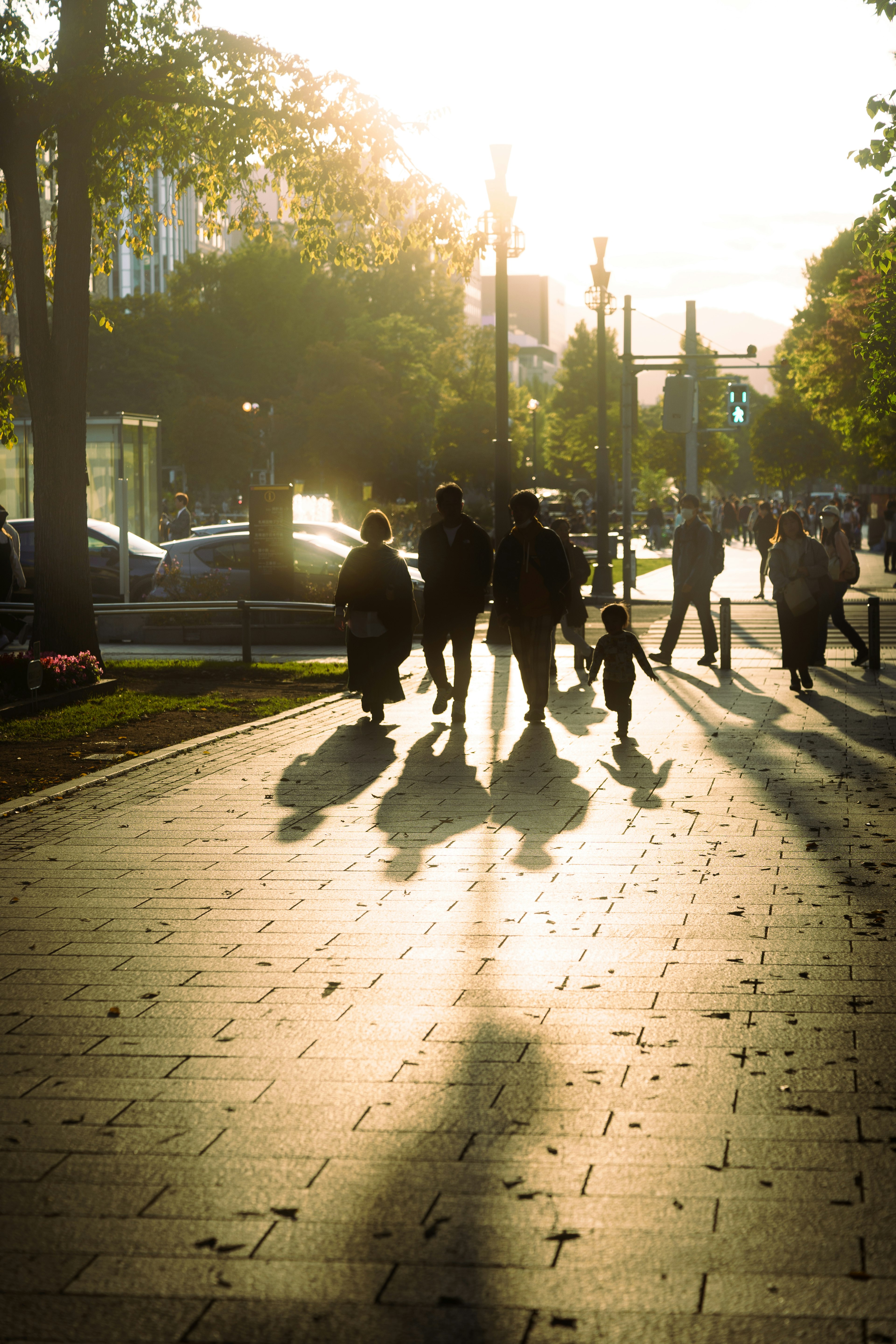 Silhouette di persone che camminano in città al tramonto