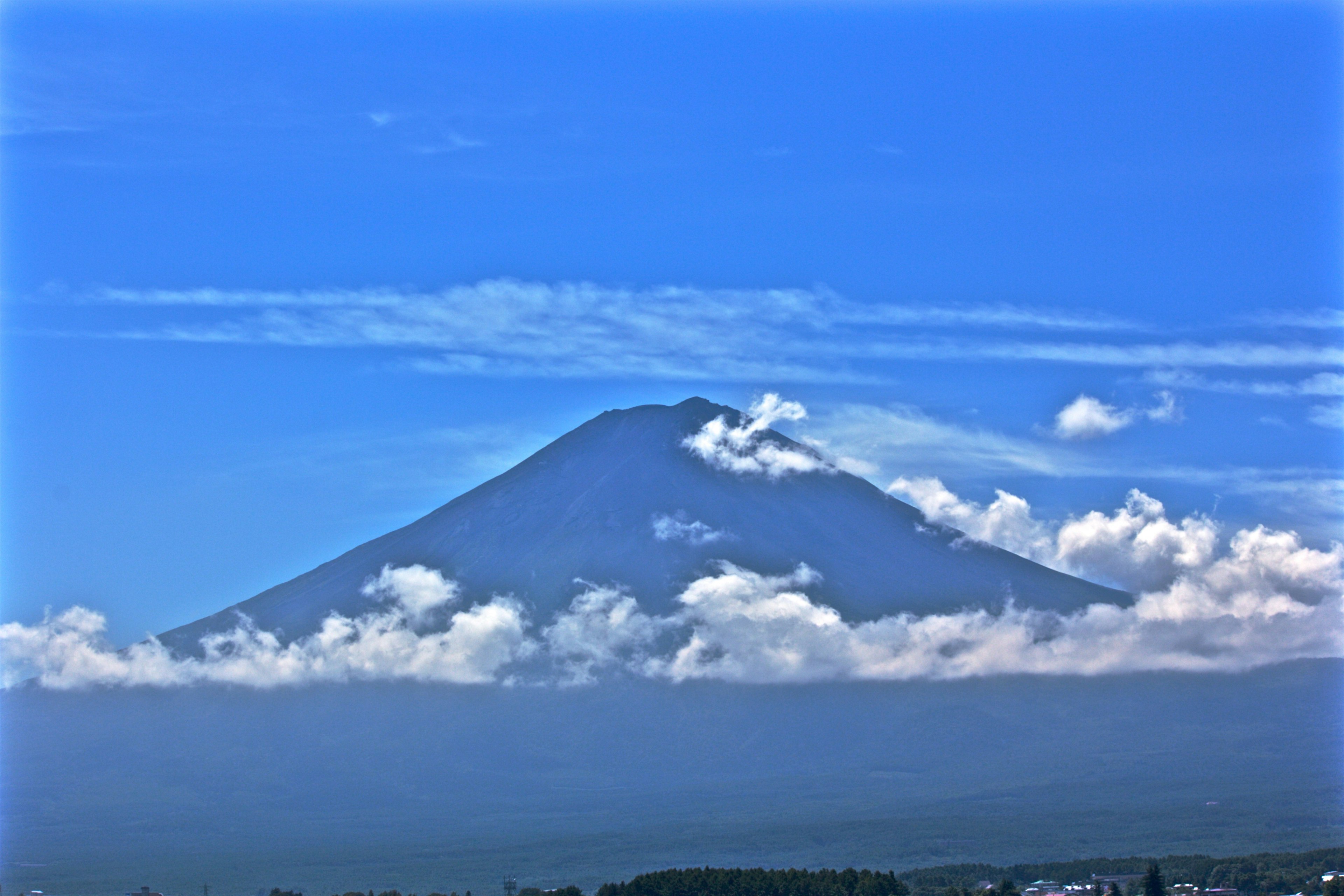 晴朗蓝天下富士山的壮丽景观