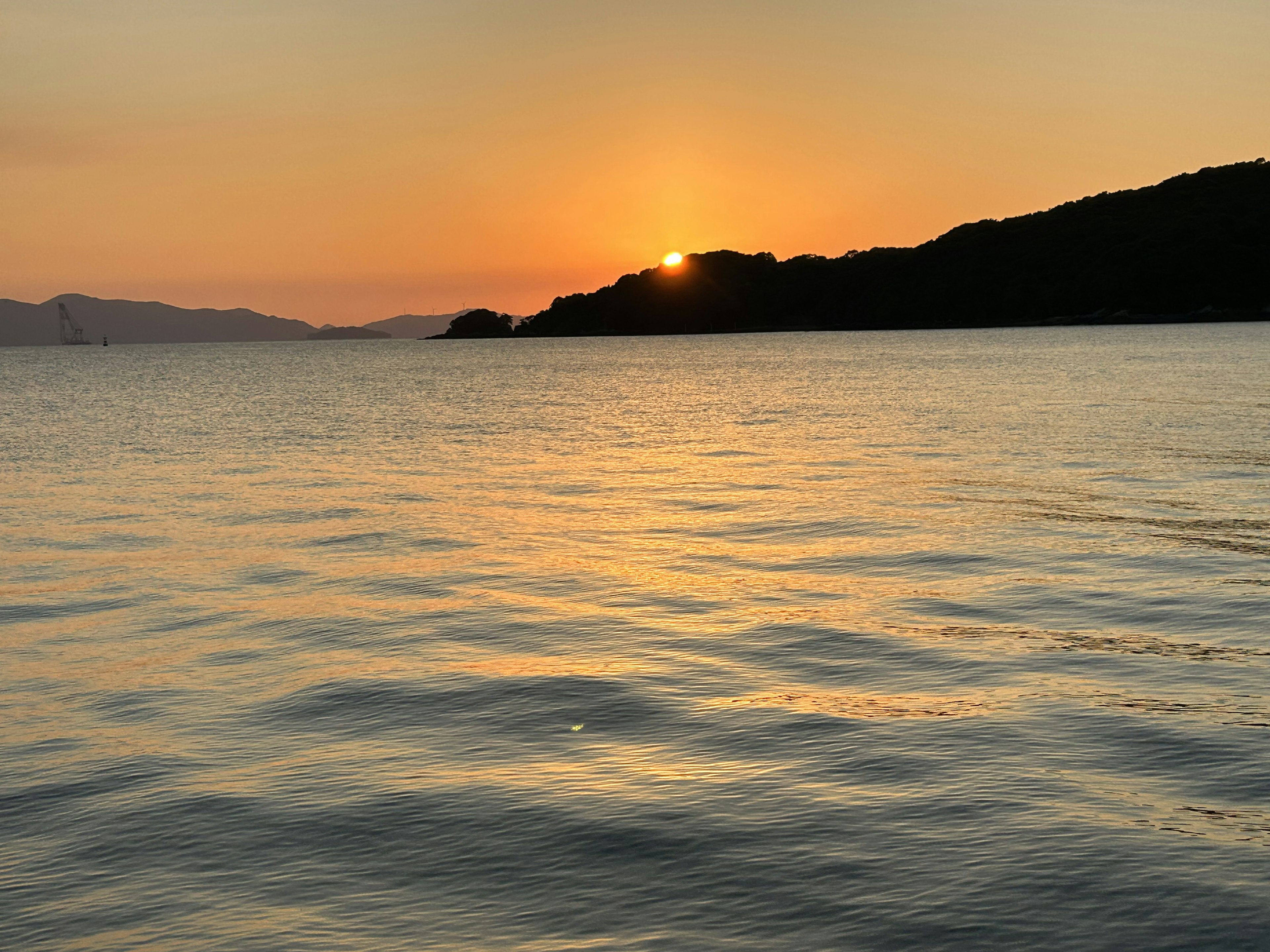 Hermoso paisaje del atardecer sobre el mar