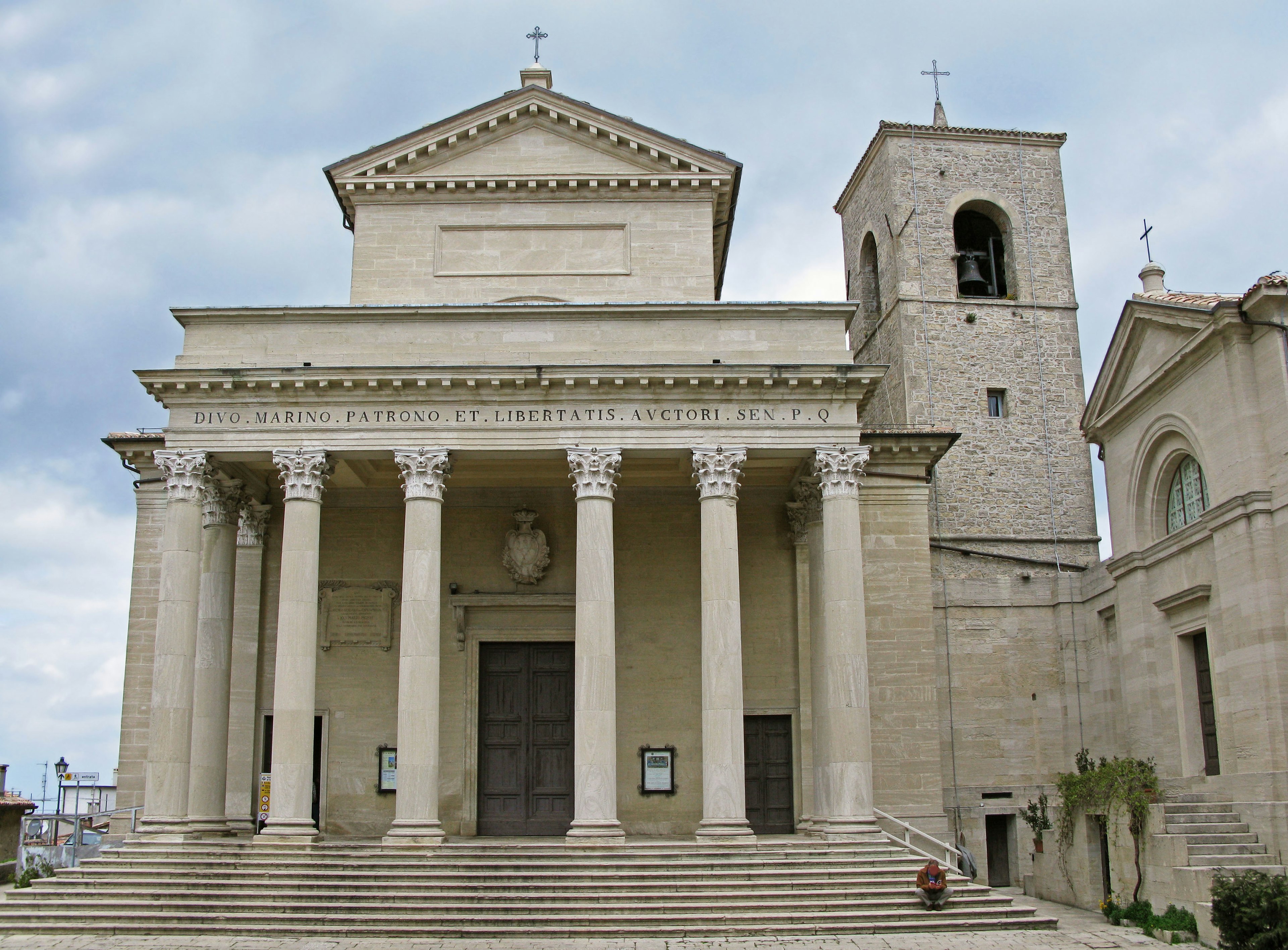 Façade d'une ancienne église avec de grandes colonnes et une structure en pierre