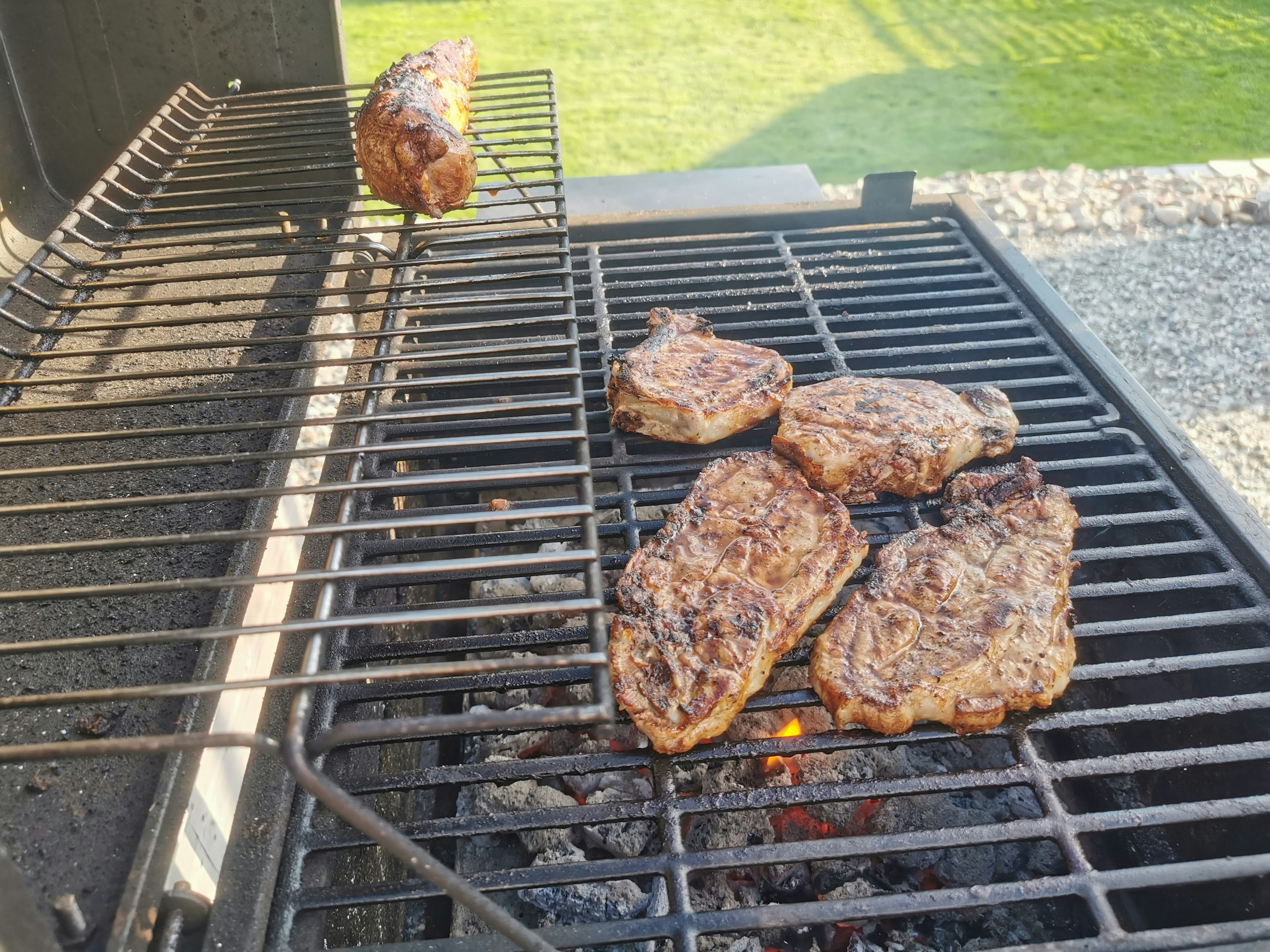 グリルで焼かれている肉のステーキが数枚見える