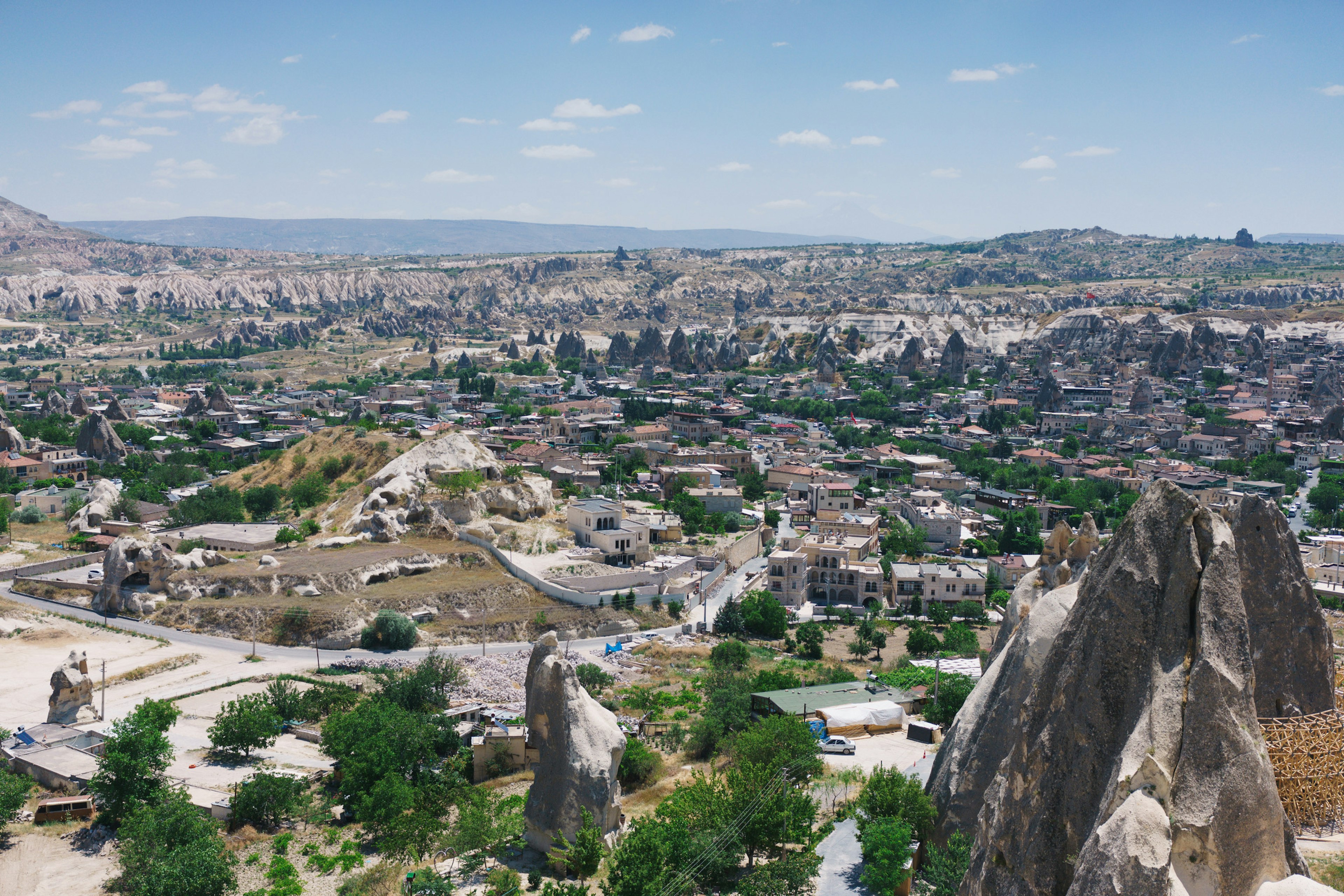 Cảnh quan toàn cảnh Cappadocia với các hình thức đá độc đáo và một thị trấn rộng lớn