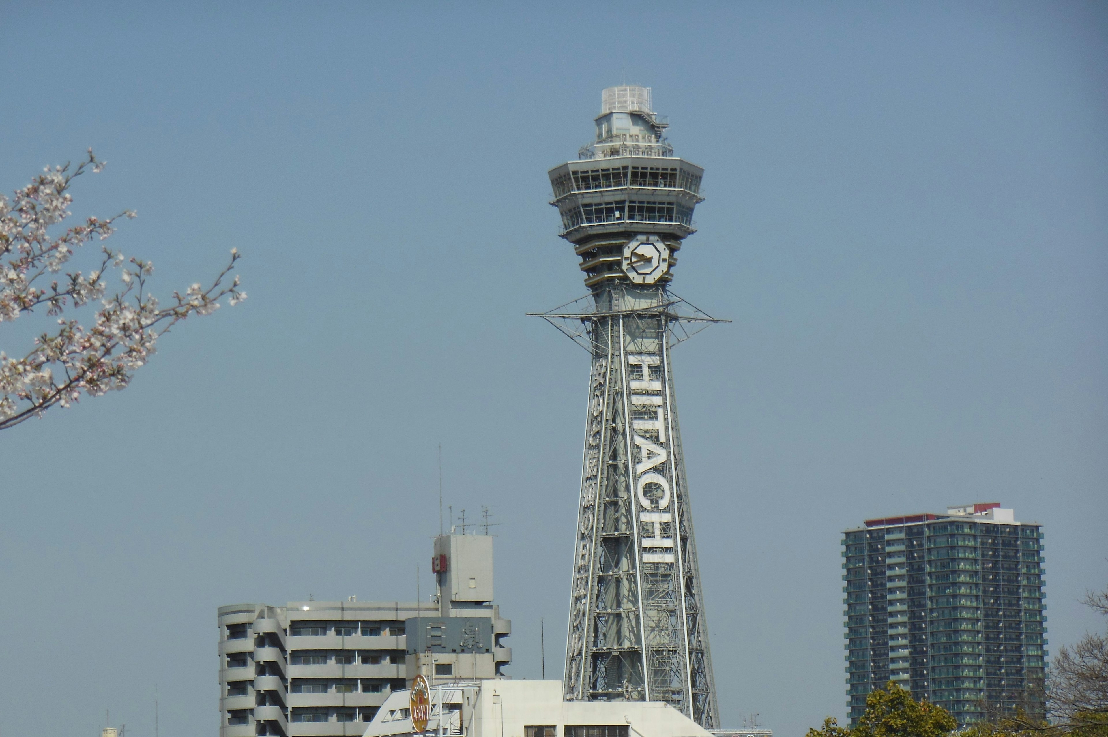 Blick auf den Tsutenkaku-Turm in Osaka mit umliegenden Gebäuden