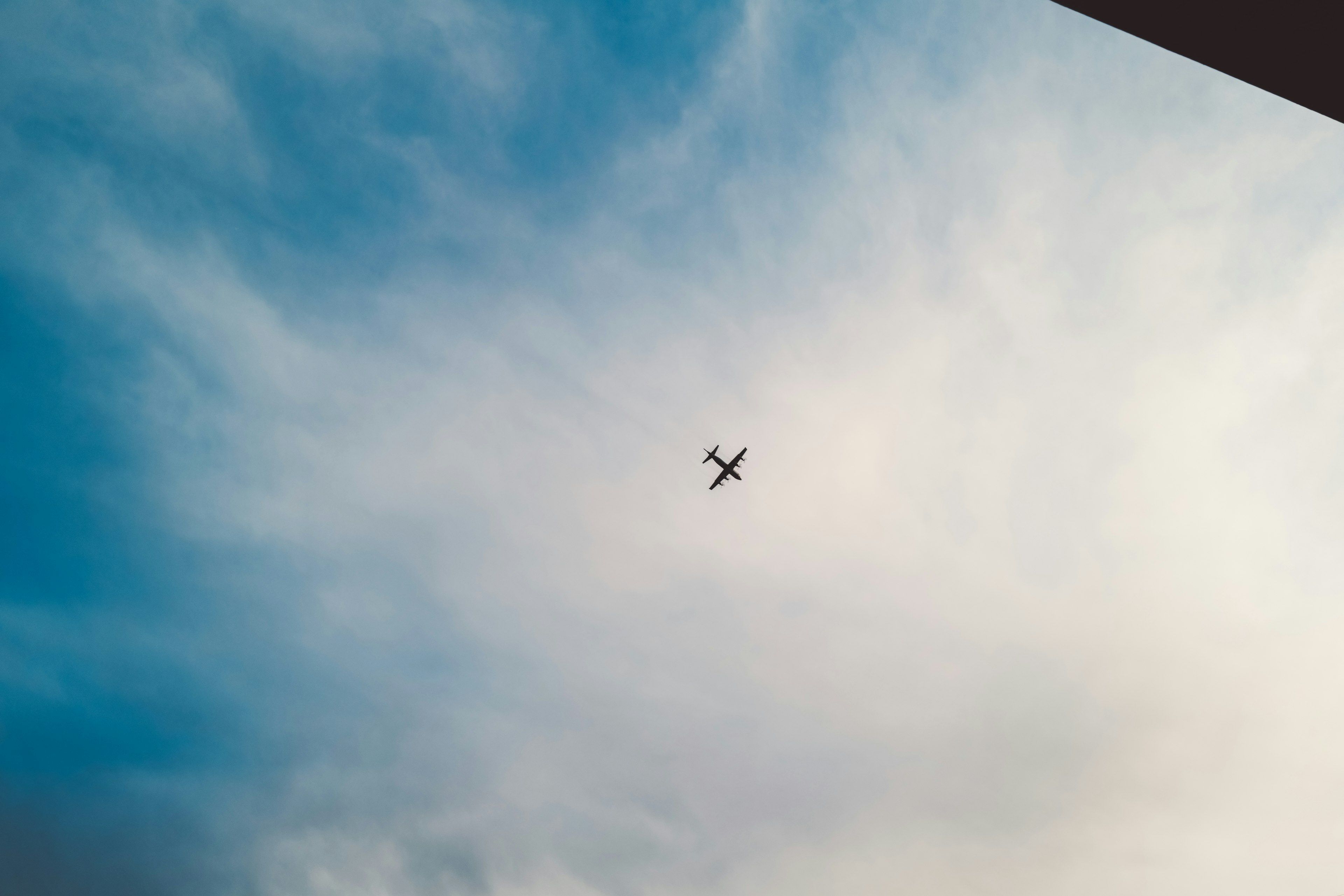 Flugzeug fliegt in einem blauen Himmel mit Wolken