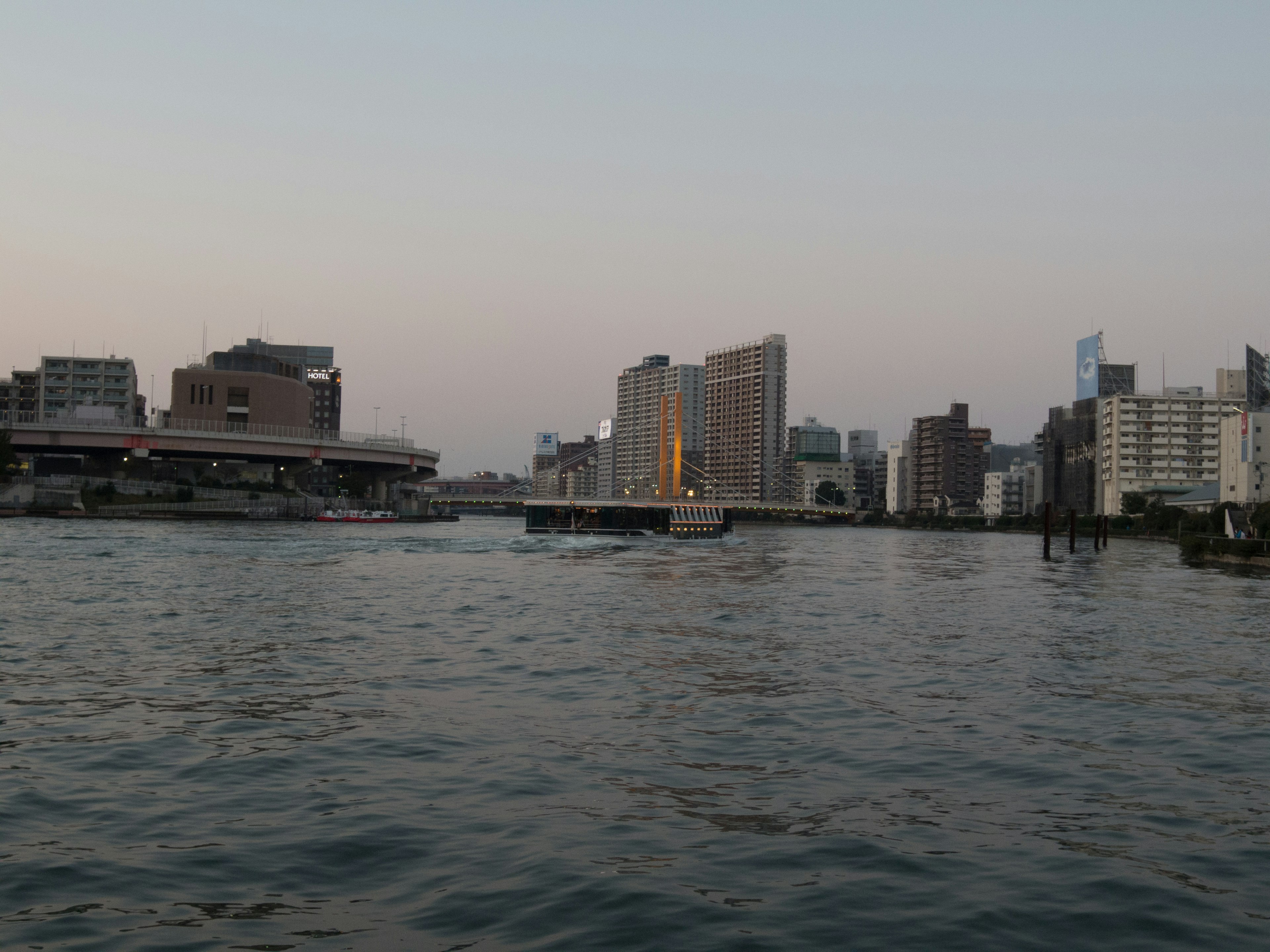 Silhouette de la ville réfléchie sur la rivière au crépuscule