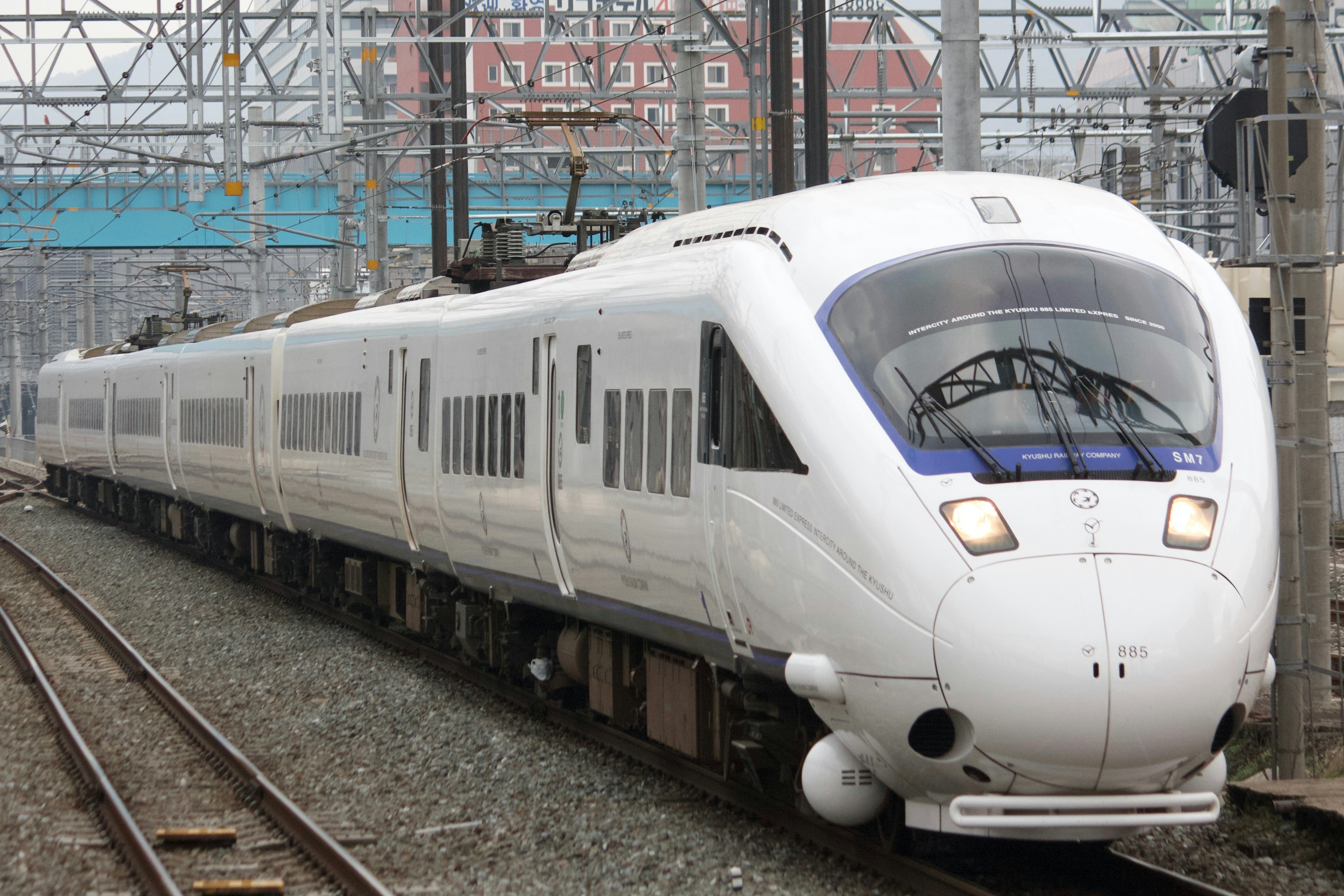 Ein weißer Shinkansen-Zug auf den Gleisen