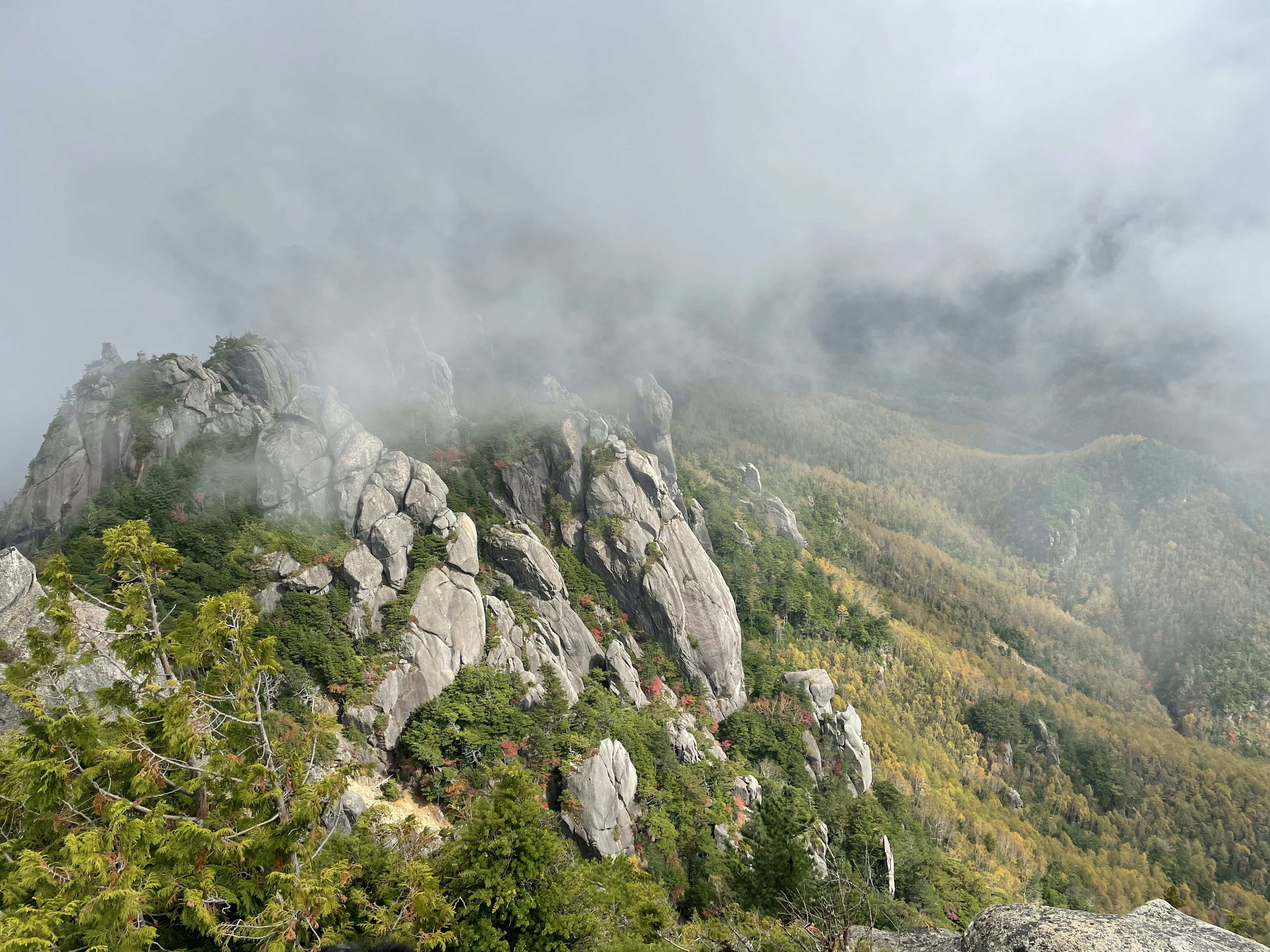 Paysage montagneux avec des formations rocheuses enveloppées de brume