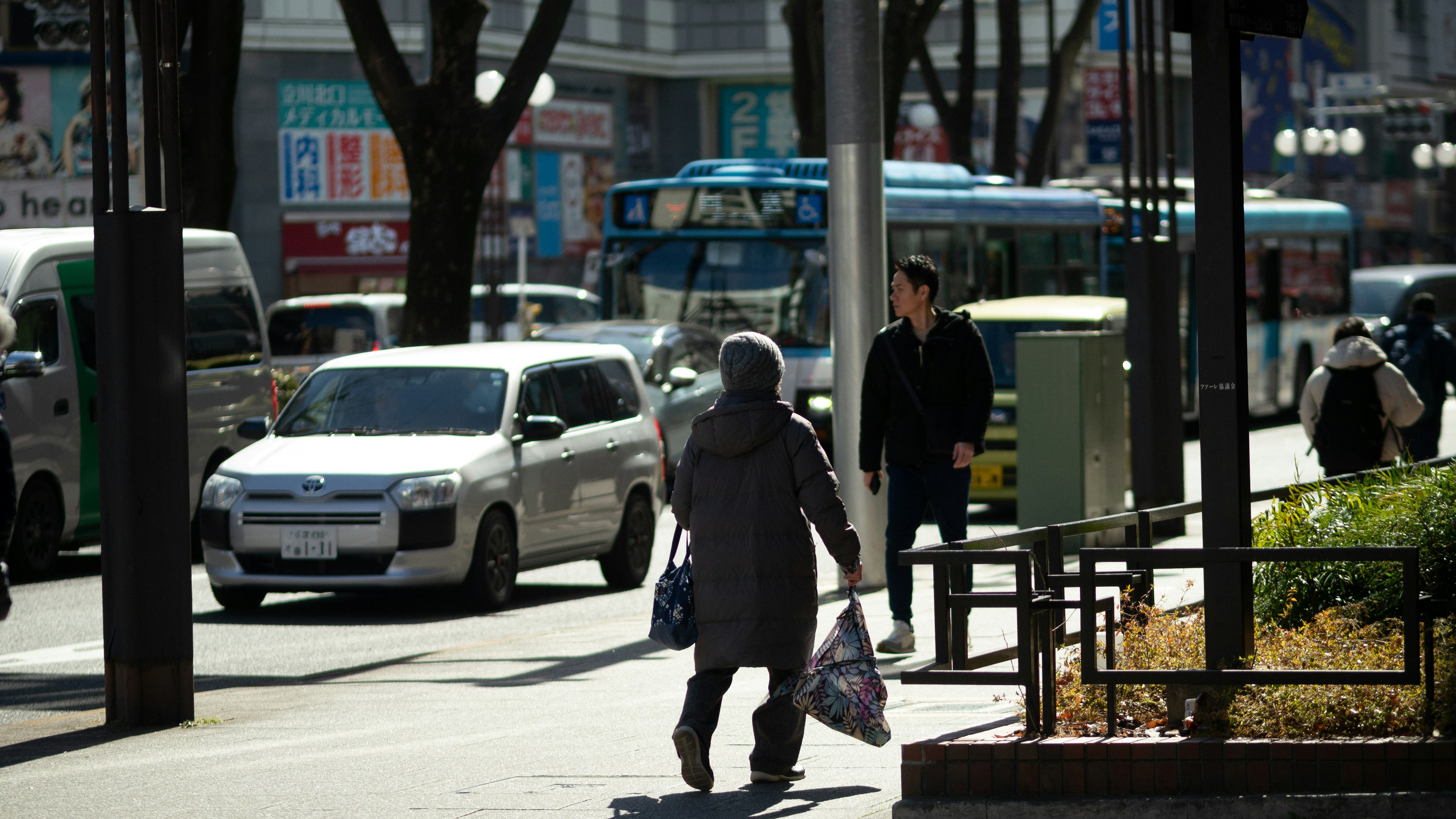 城市情景，捕捉到一個人過馬路和車輛交通