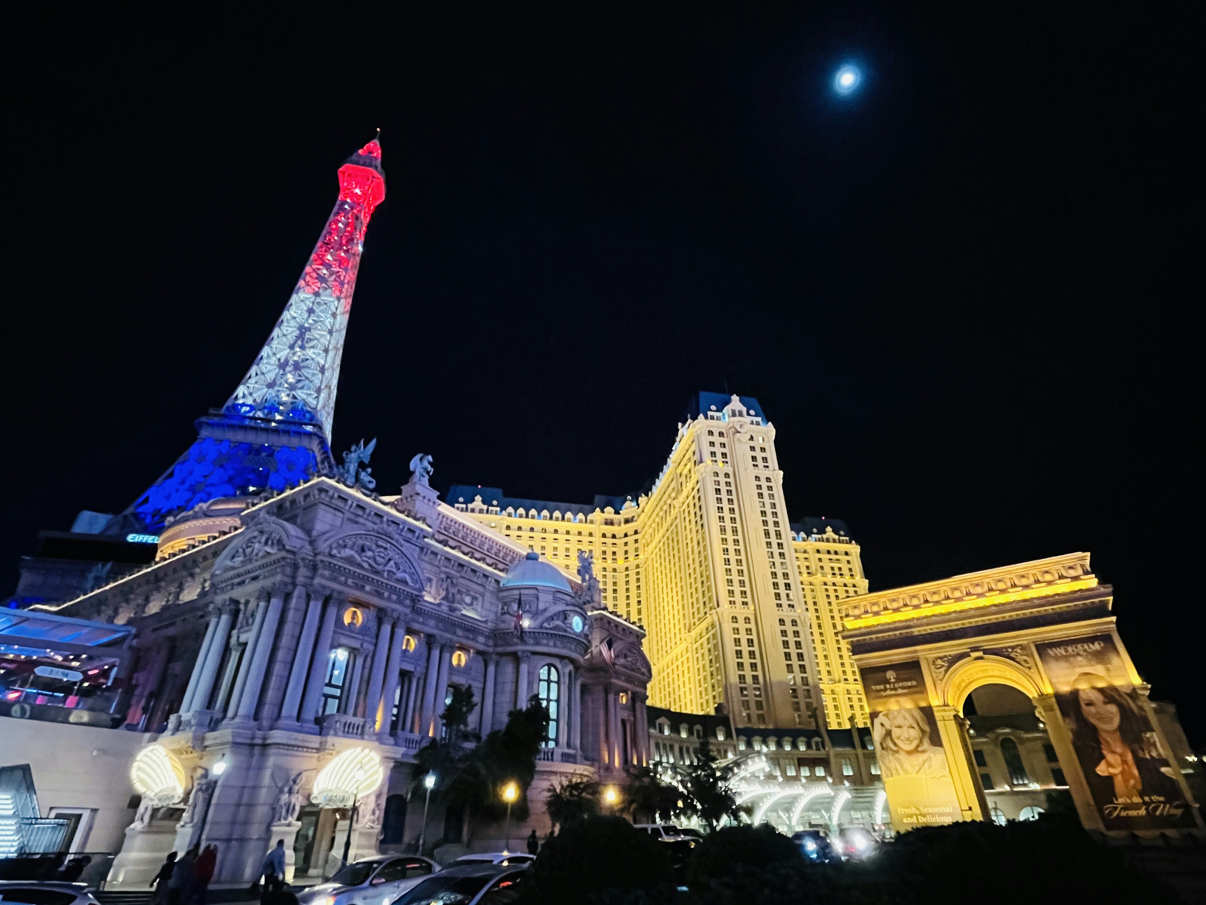 Replika Menara Eiffel yang diterangi dan hotel di Las Vegas di malam hari