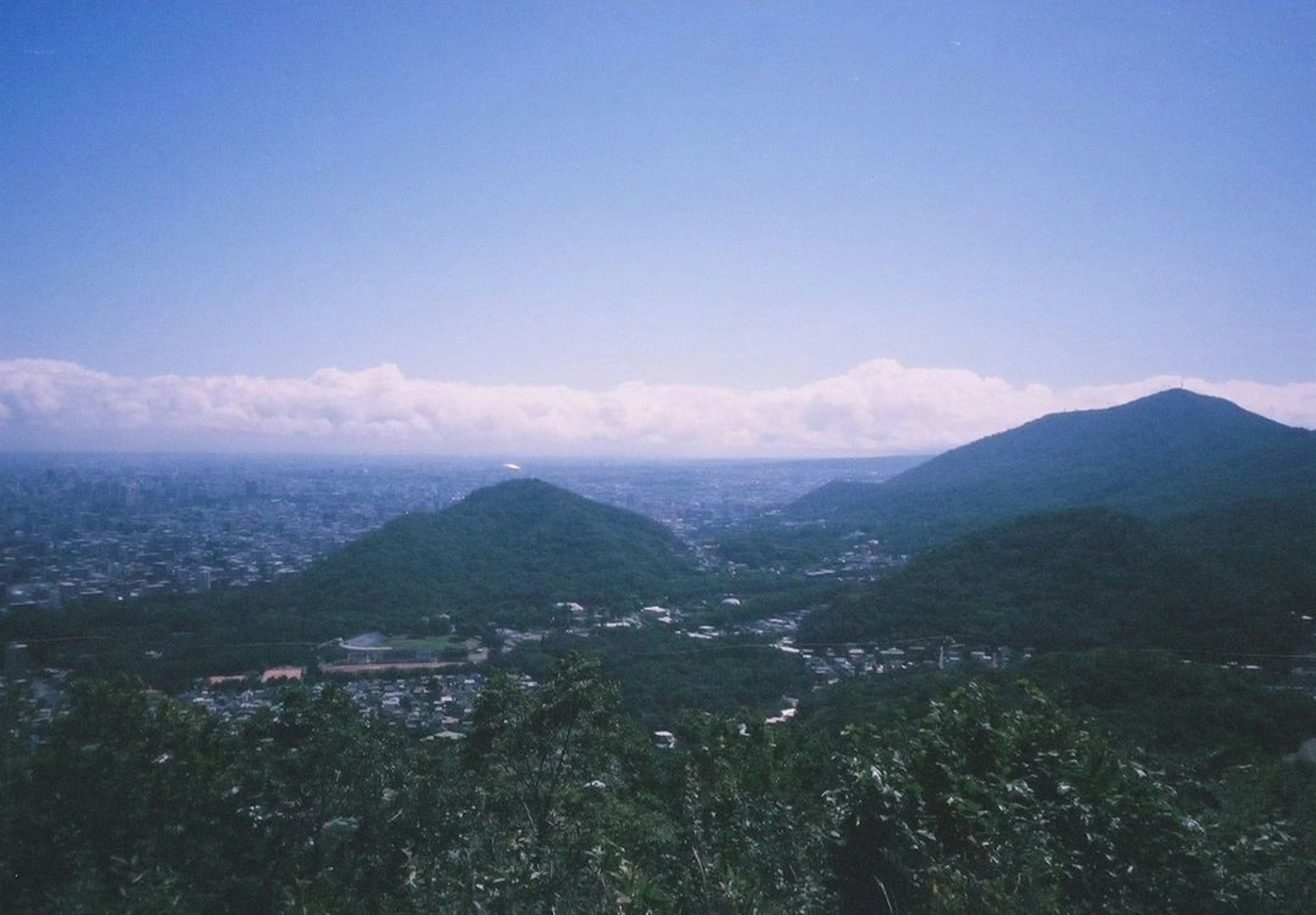 山々と青空の風景、雲が漂う