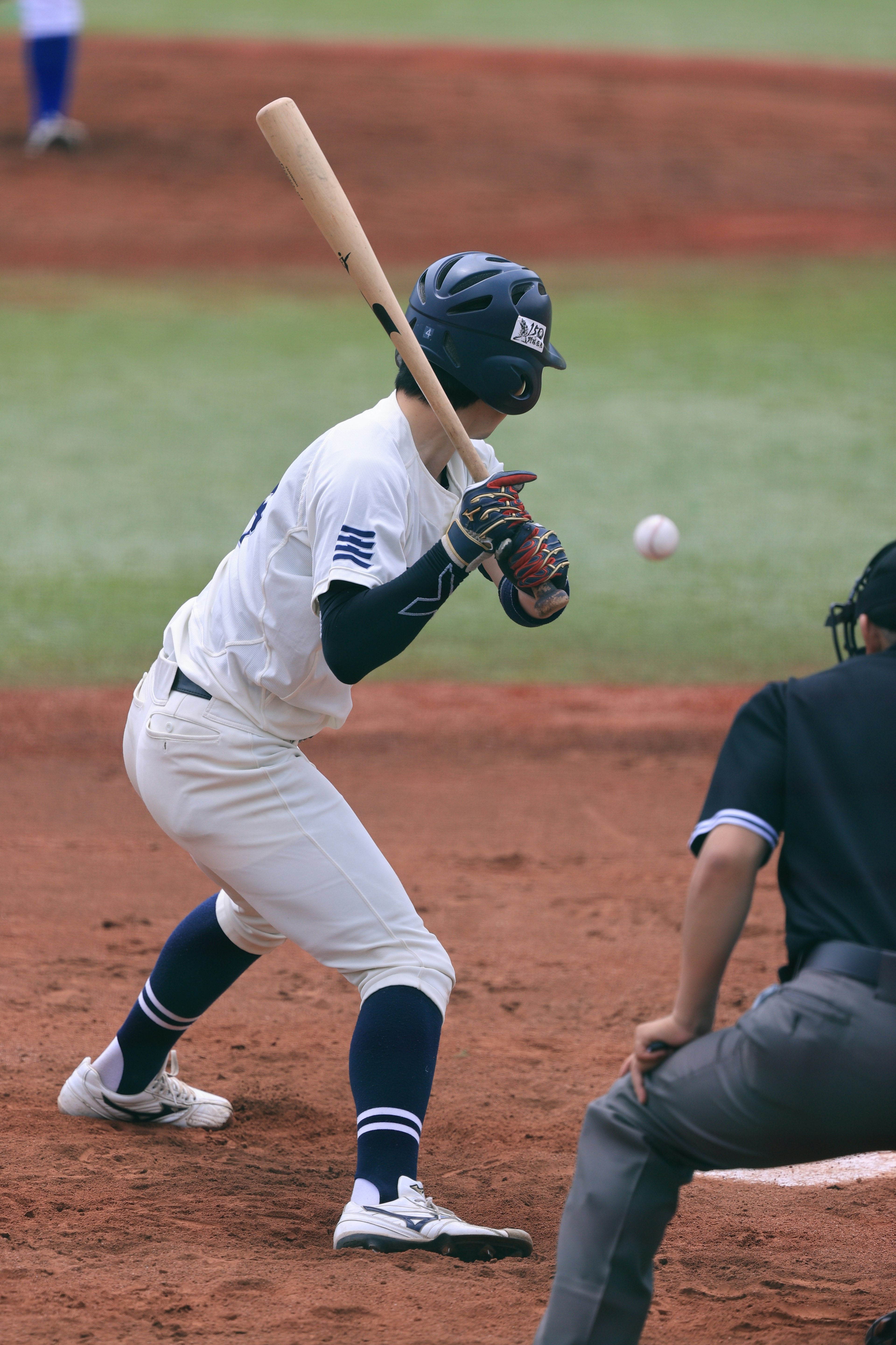 Jugador de béisbol en posición de bateo listo para golpear