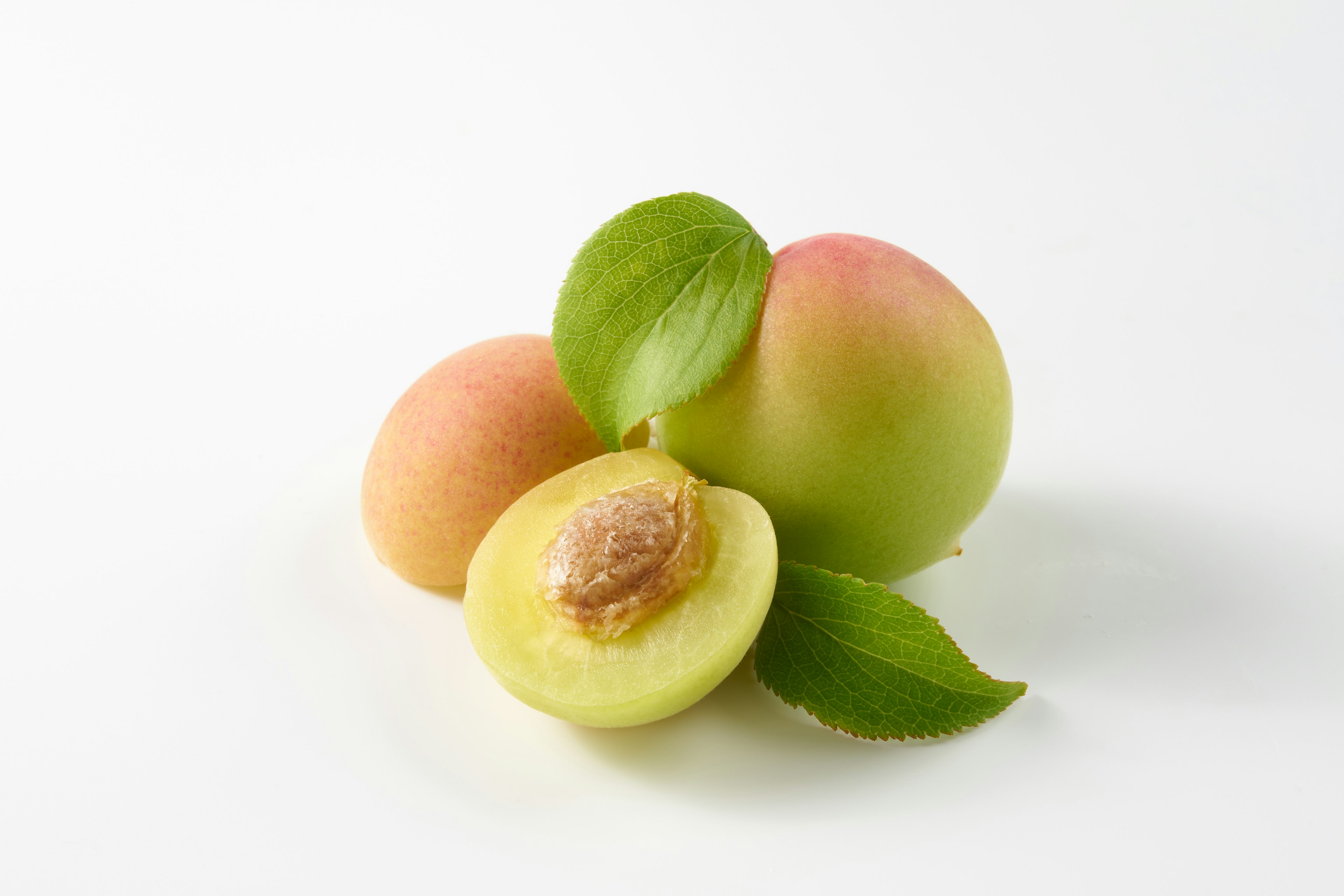 Grüne und rosa Granny Smith Äpfel mit Blättern