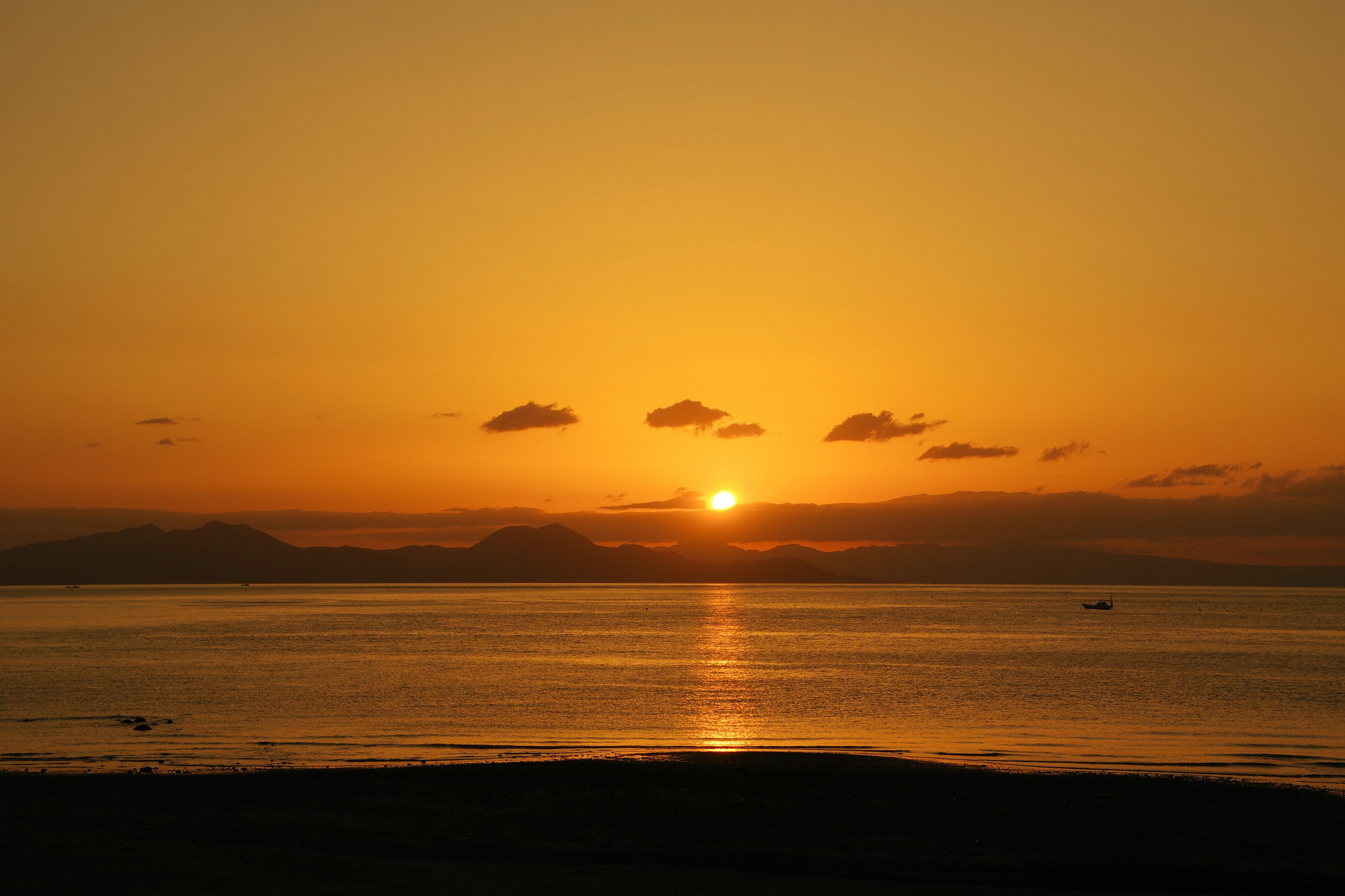 Hermoso paisaje del sol poniéndose sobre el mar