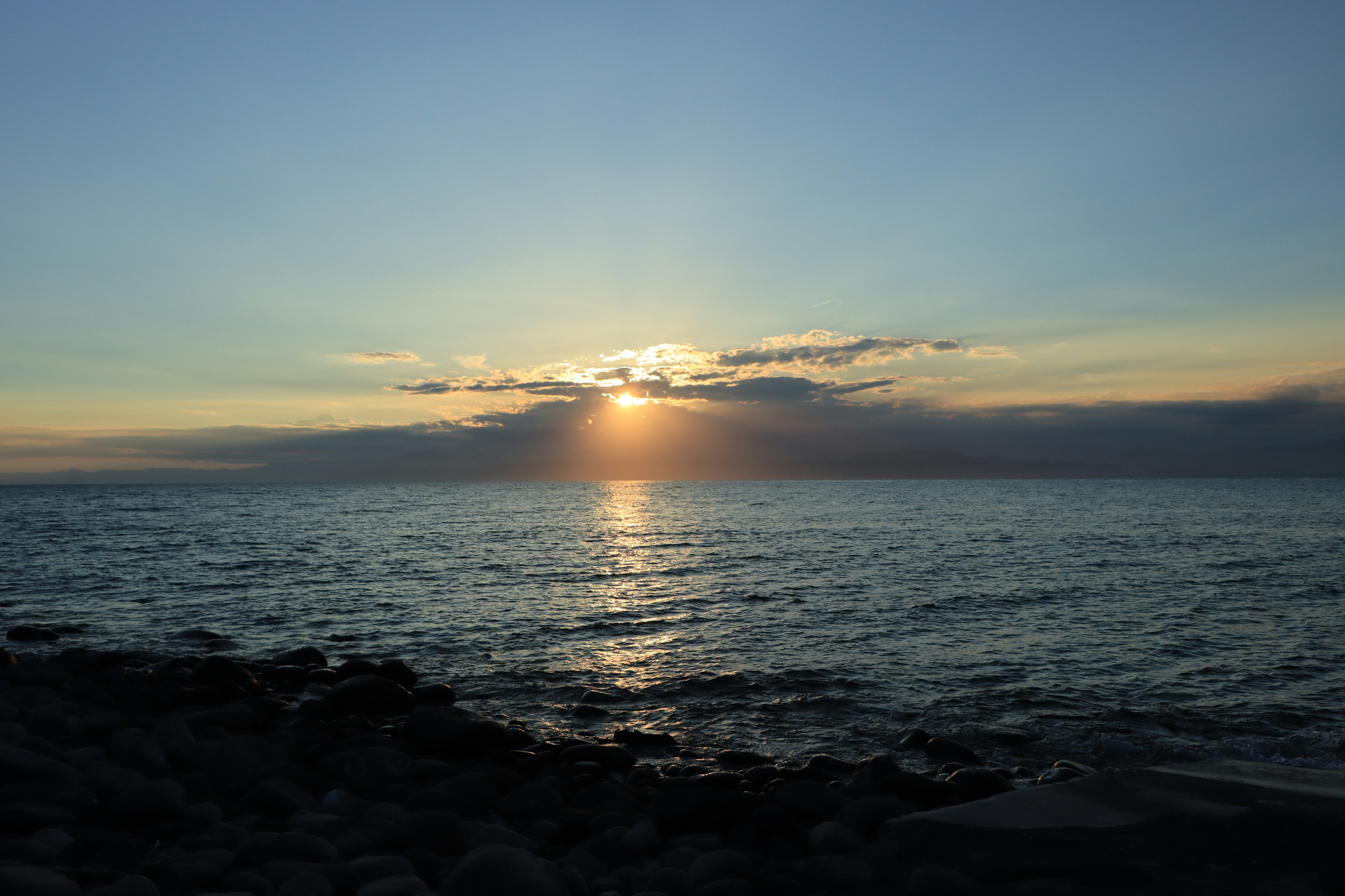 Schöne Landschaft von Meer und Sonnenuntergang