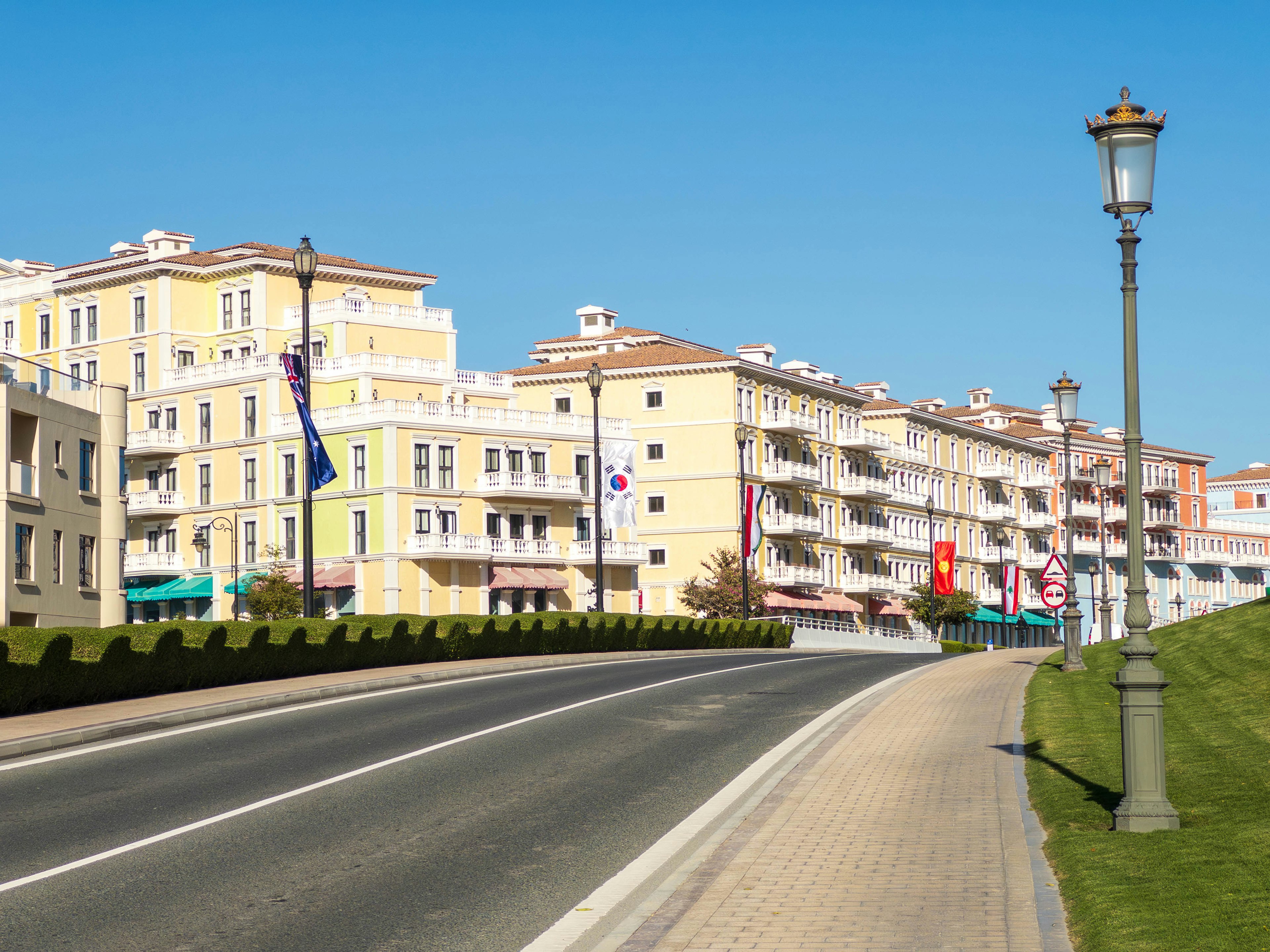 Edificios brillantes y farola bajo un cielo azul claro