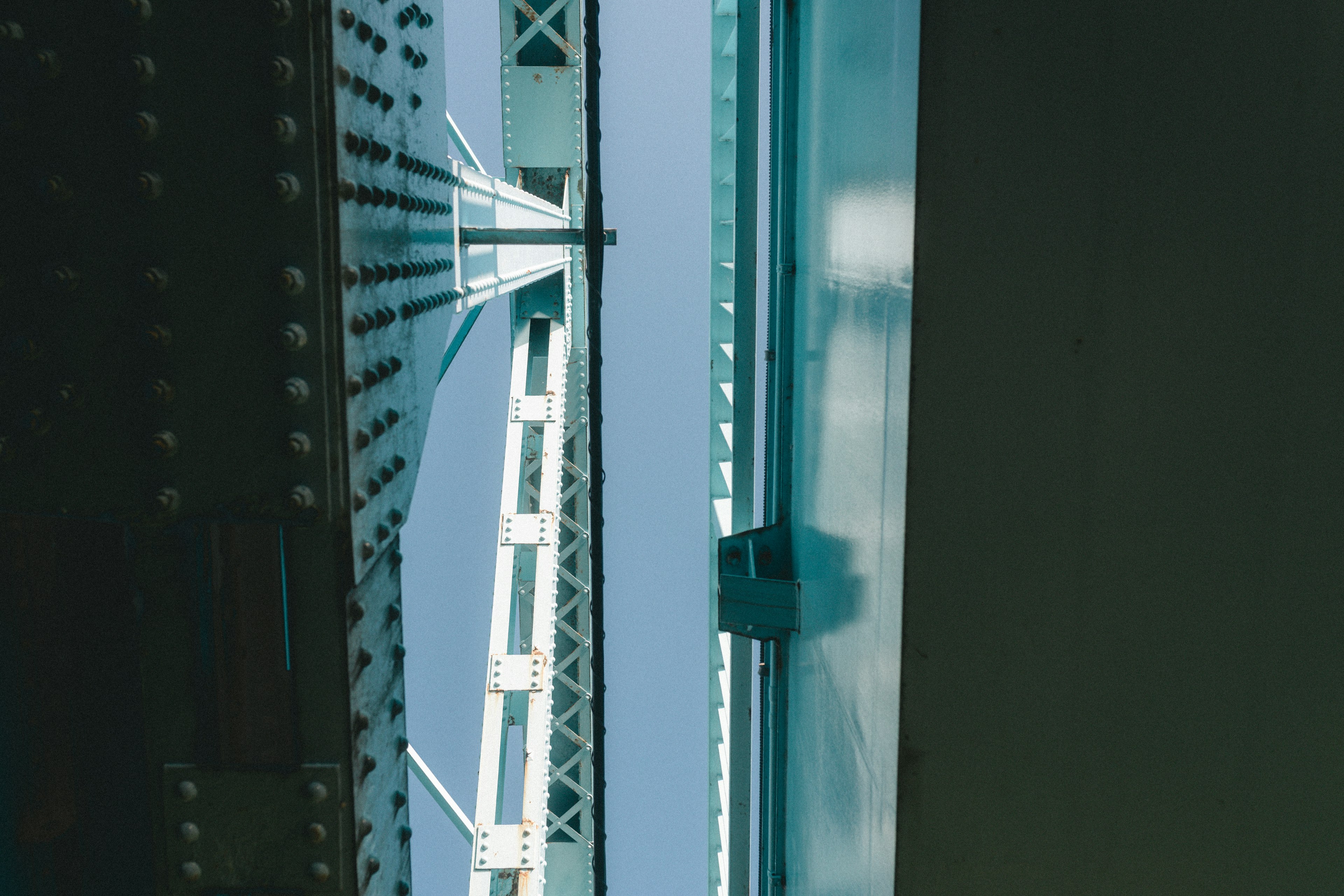 Vista de la estructura del puente con cielo azul