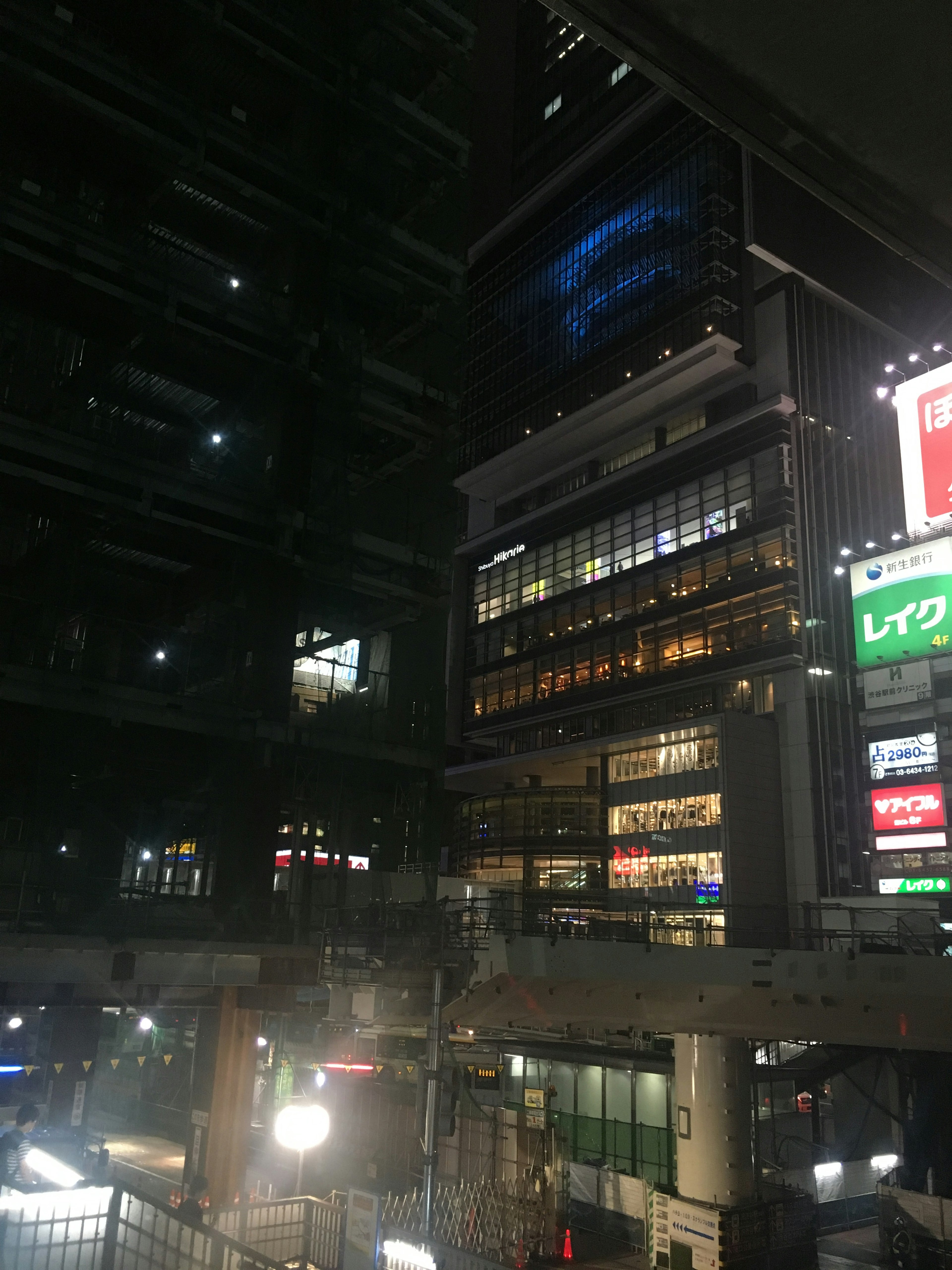 夜の都市風景 高層ビルの明かりと看板が映える