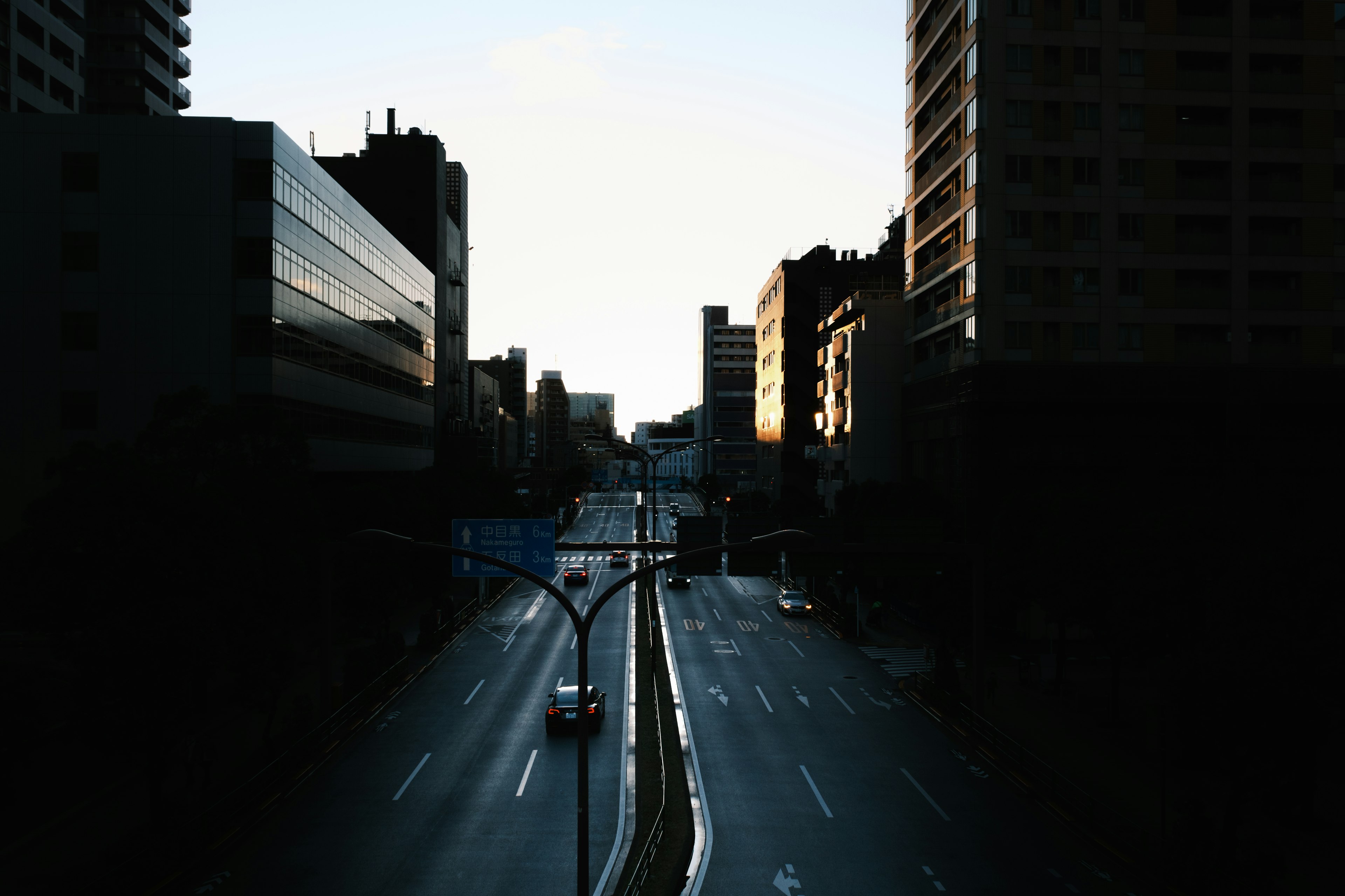 Städtische Landschaft bei Dämmerung mit ruhiger Straße