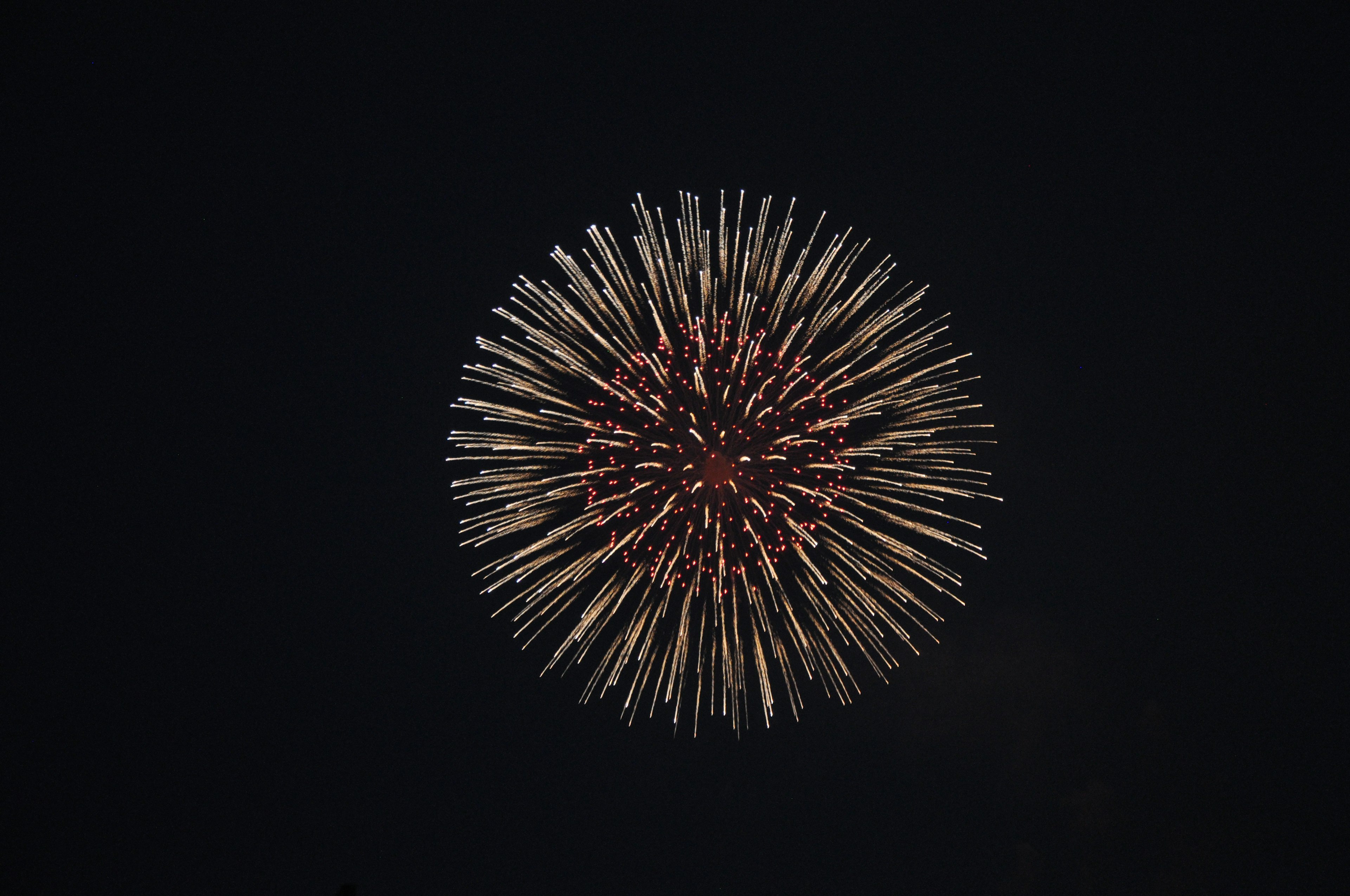 Esplosione di fuochi d'artificio su sfondo scuro