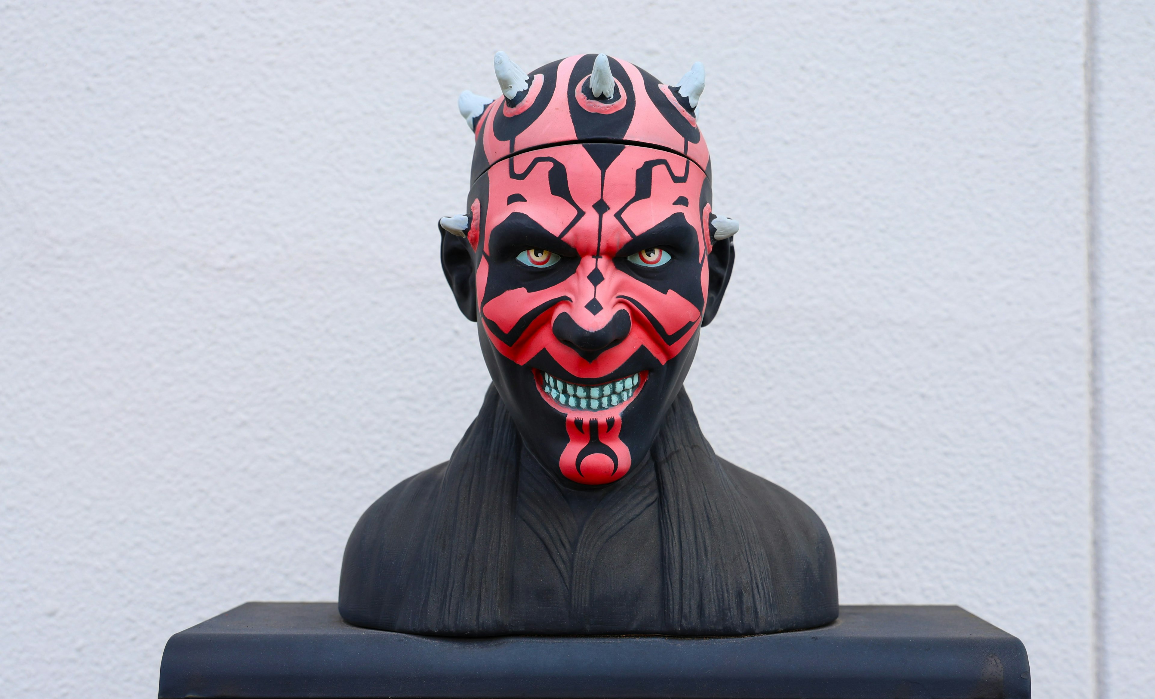 Busto Darth Maul với khuôn mặt đỏ và đế đen