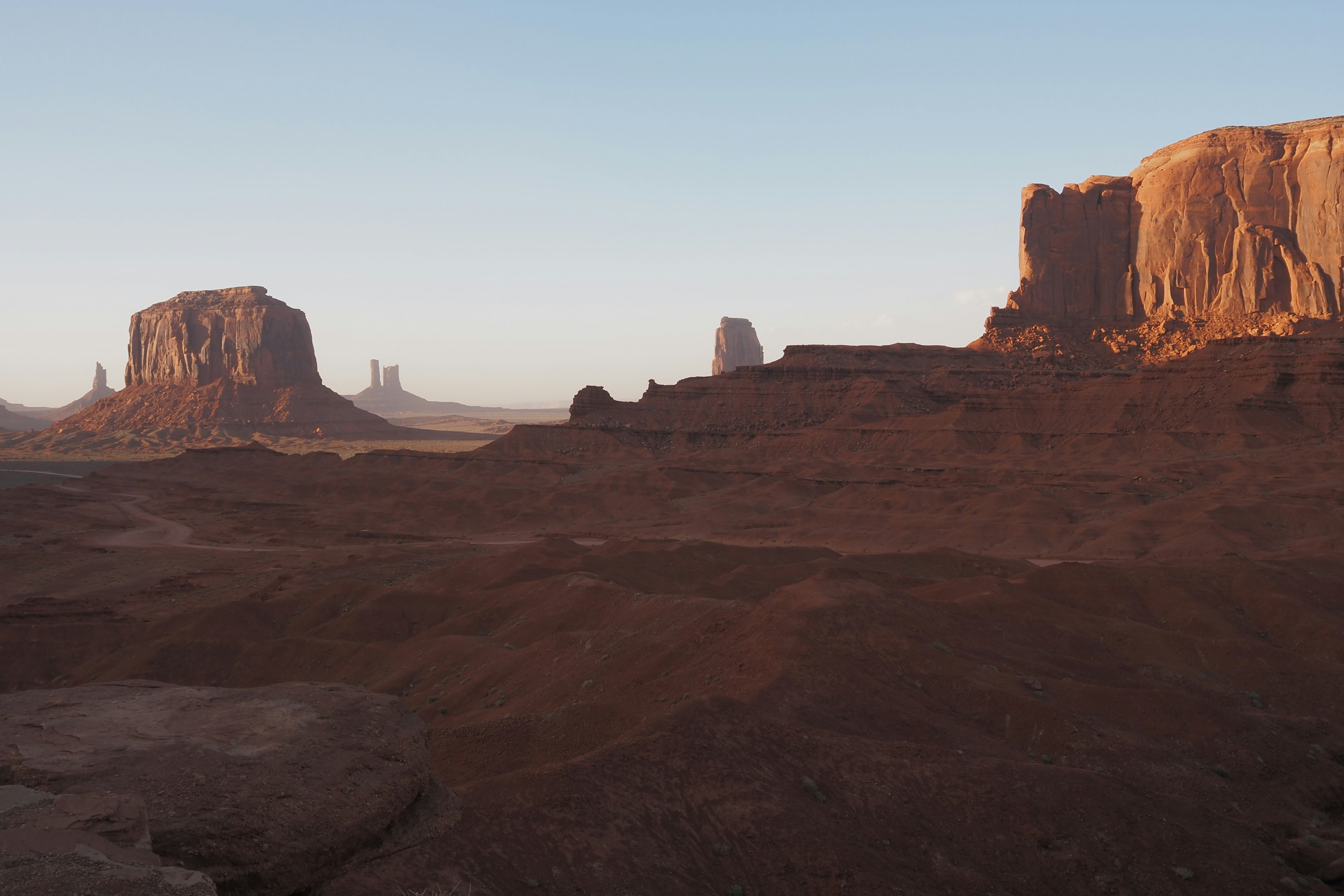 Monument Valley mit roten Felsformationen und weiten Landschaften