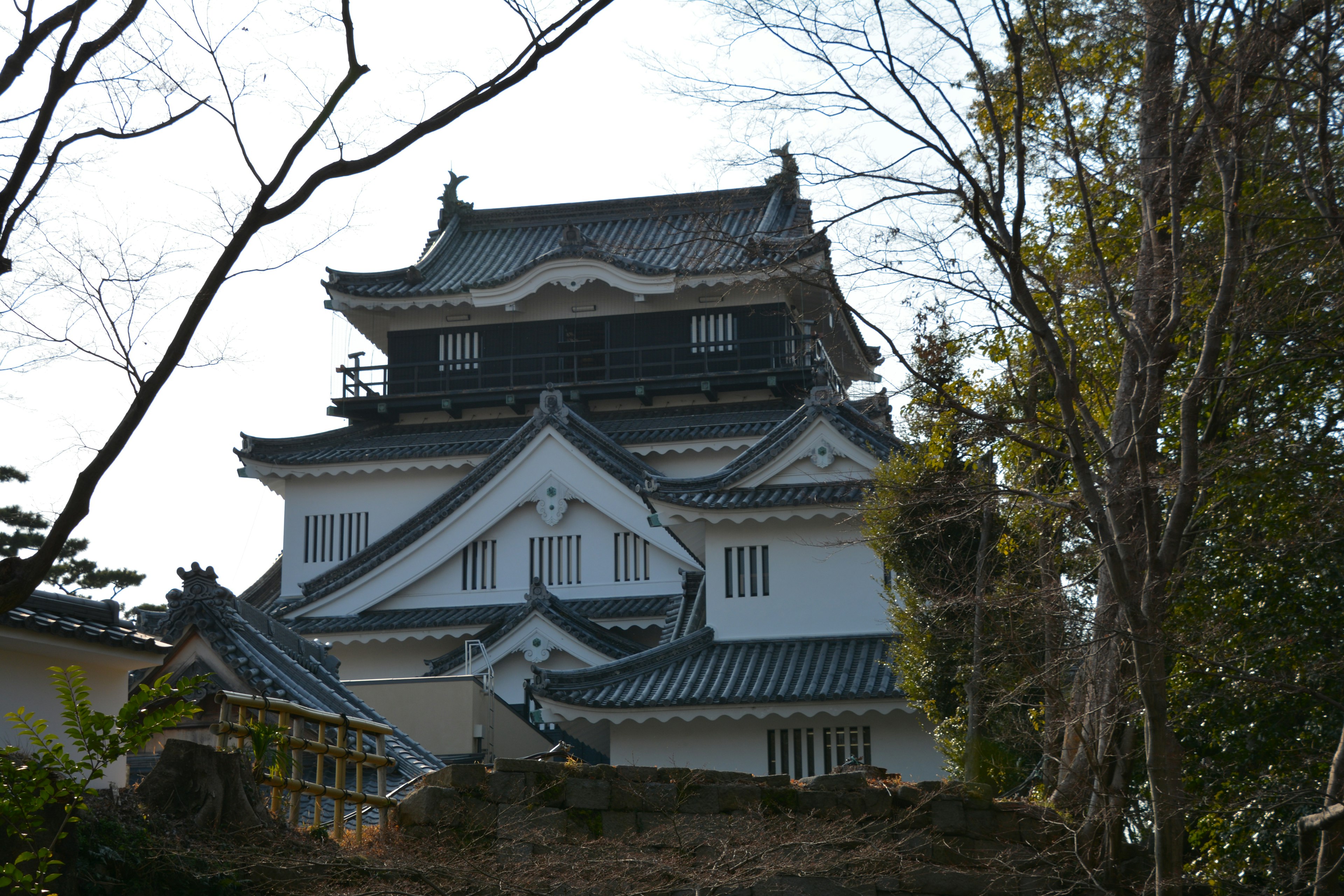 Blick auf ein traditionelles japanisches Schloss mit mehreren Etagen und verziertem Dach