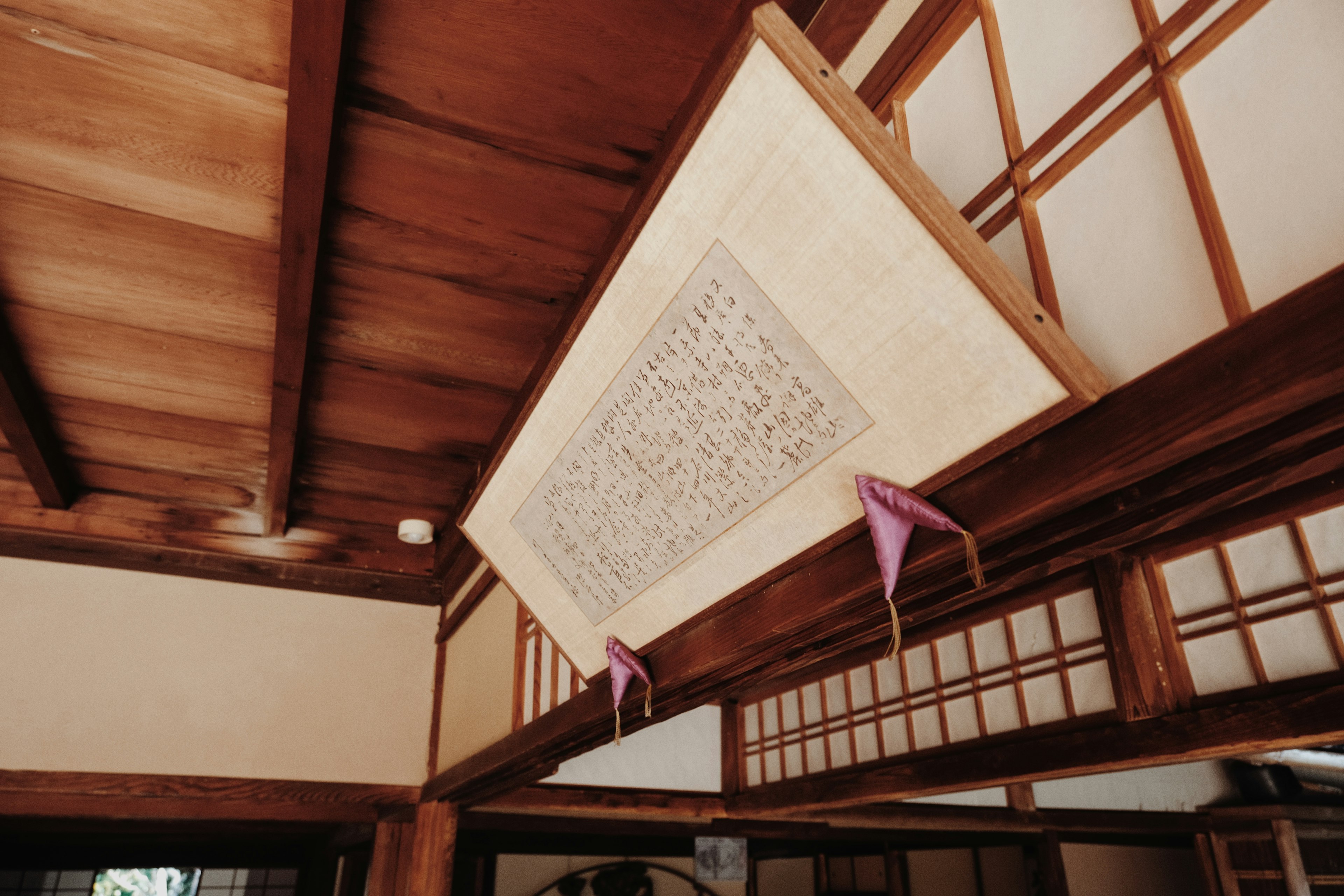 Interior de una habitación con decoración de madera y un rollo colgado