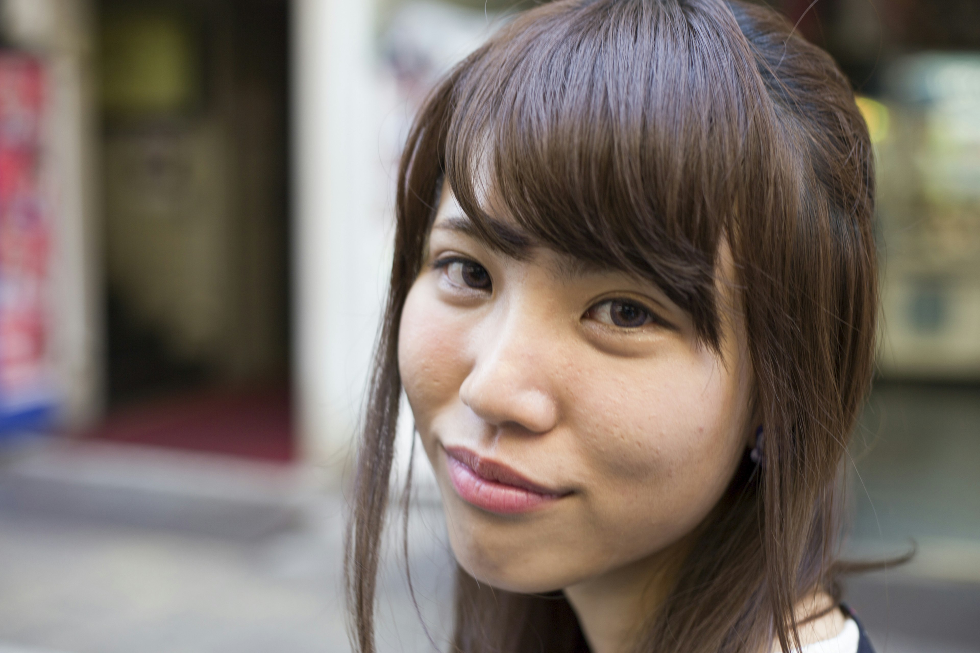 Portrait d'une femme avec un sourire et des cheveux raides