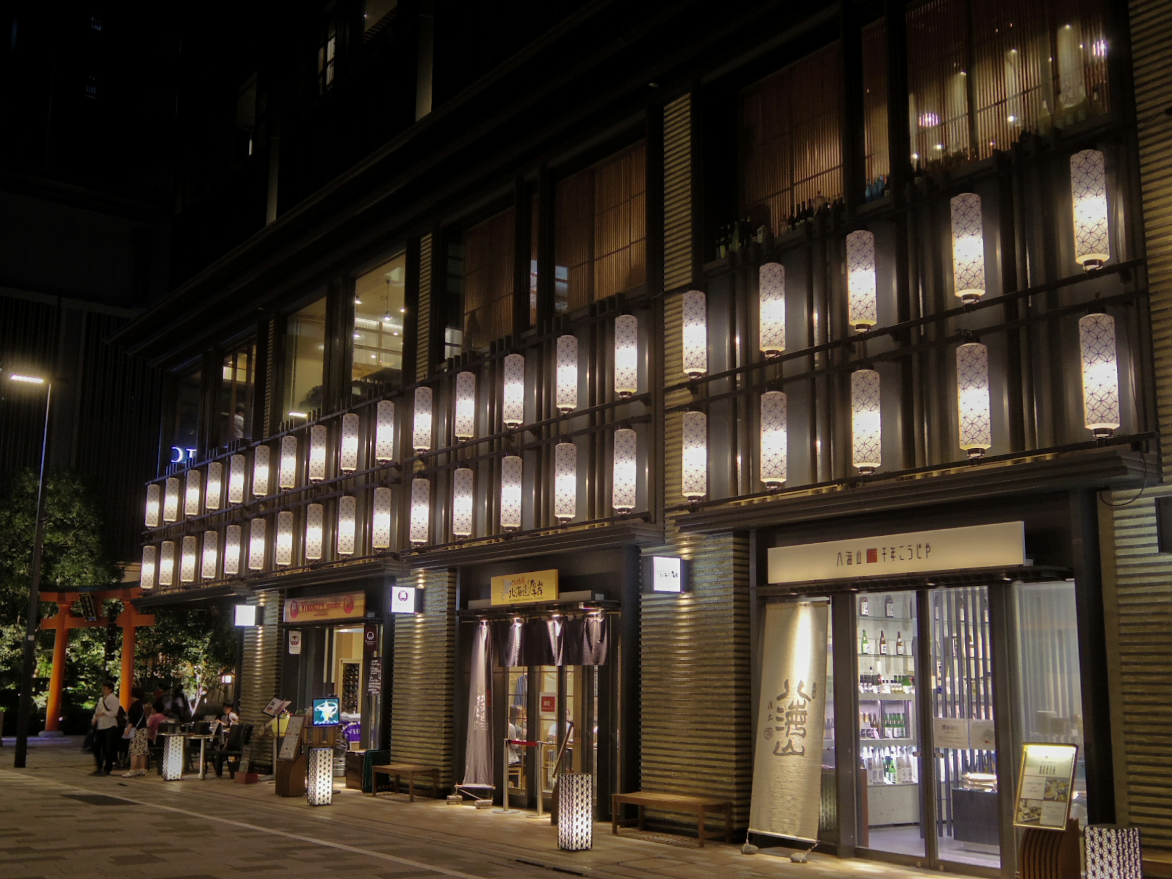 Exterior de una tienda bellamente iluminada en la ciudad por la noche