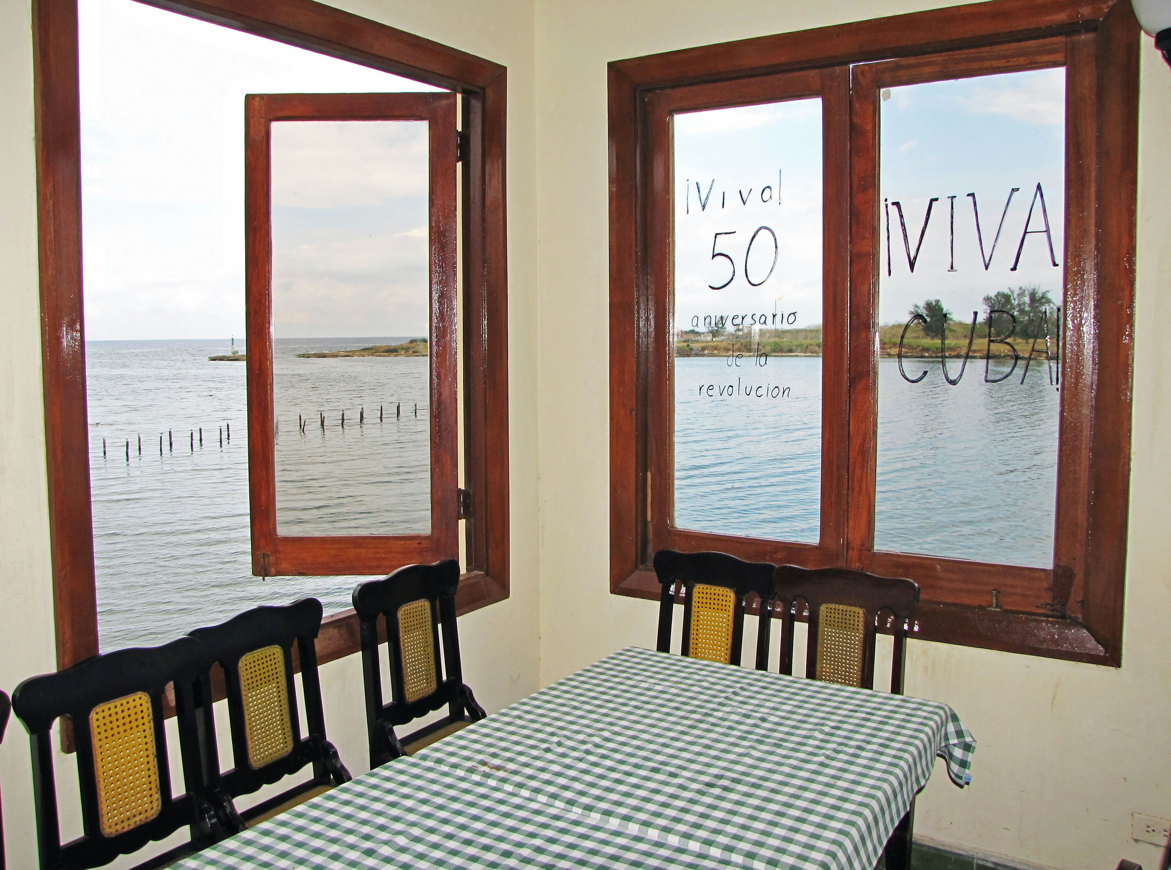 Sala da pranzo con vista sul lungomare attraverso le finestre