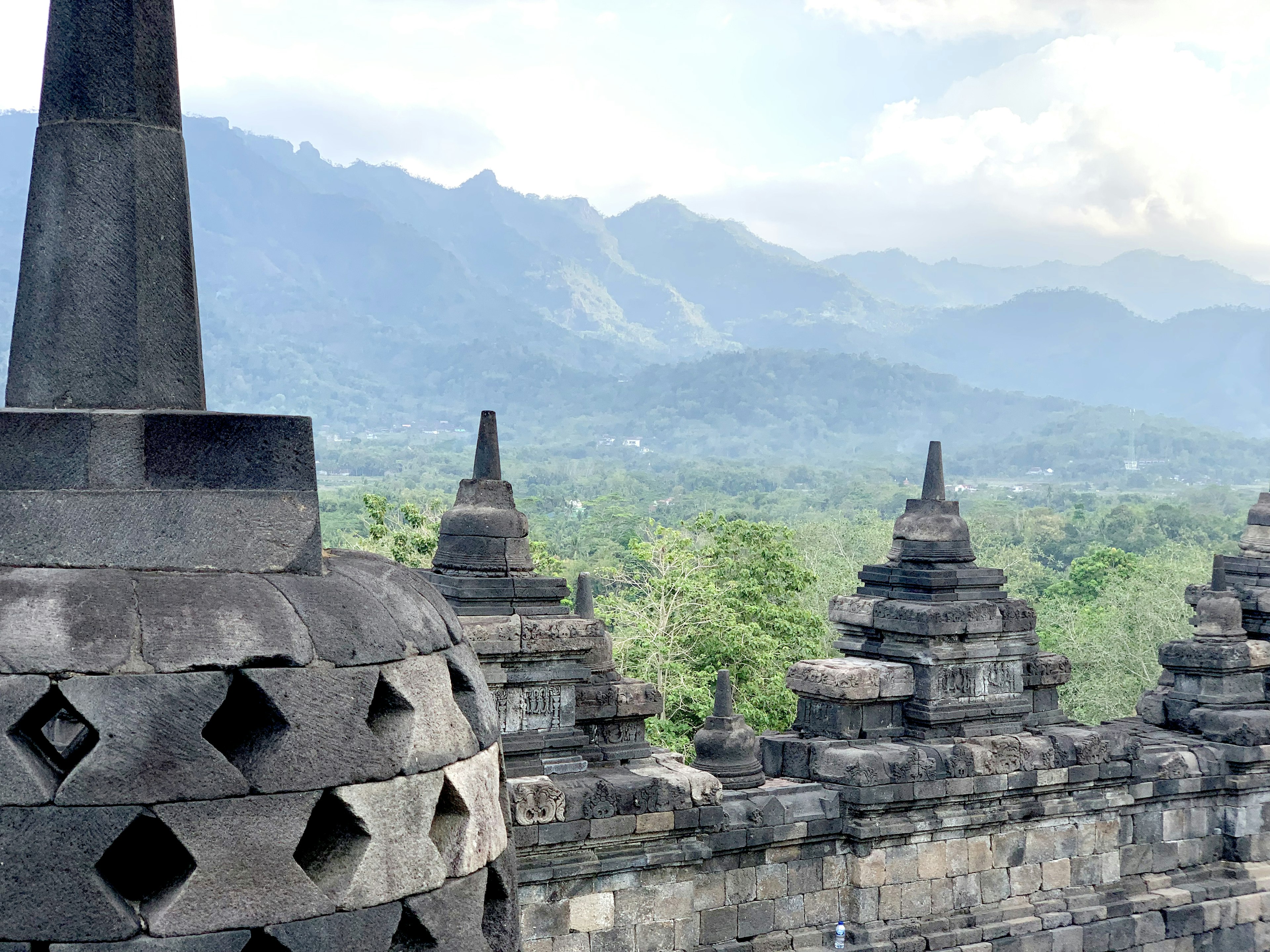 Cảnh quan của các tháp tại chùa Borobudur với núi ở phía sau