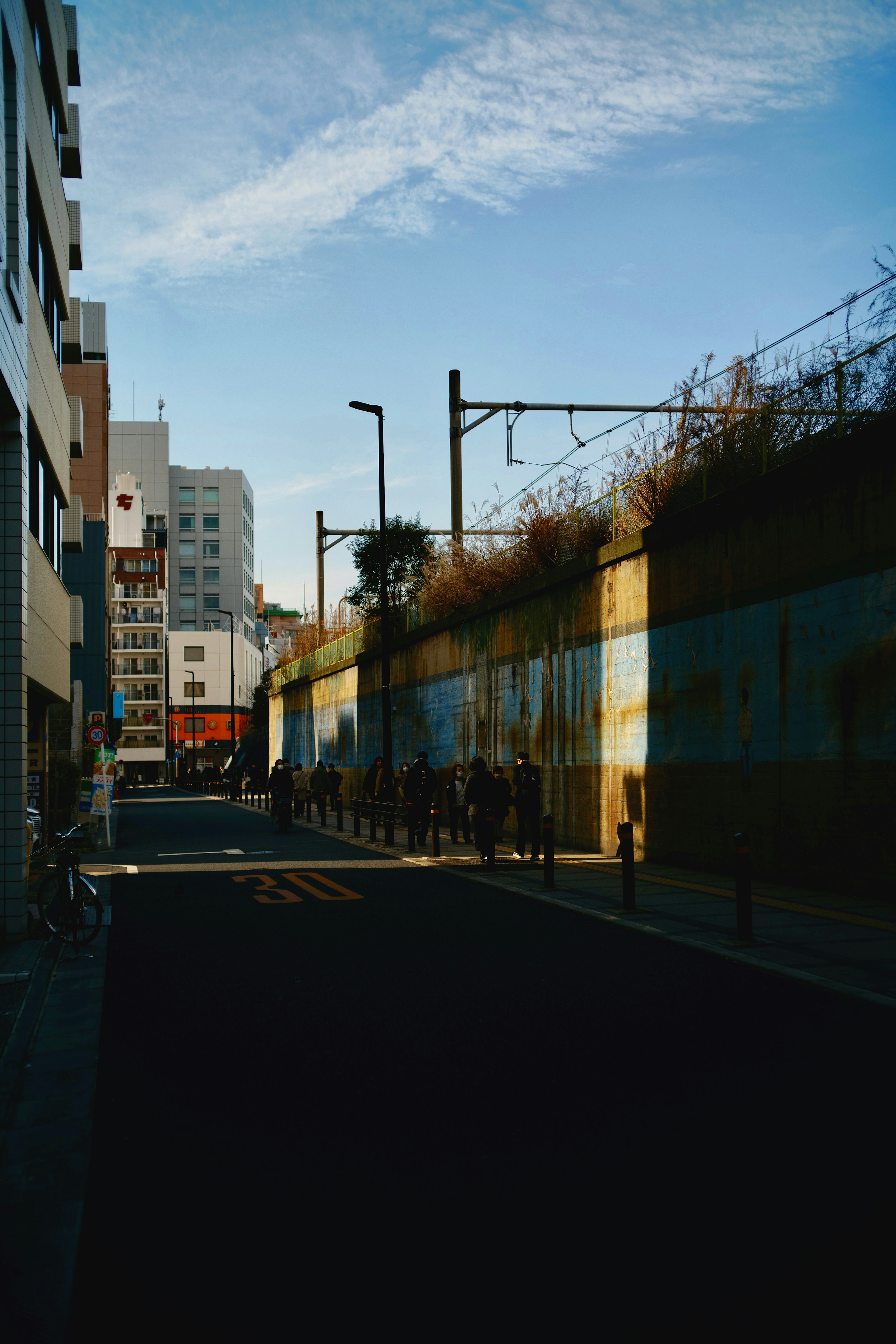 街路と建物のシルエットが映える夕暮れの風景