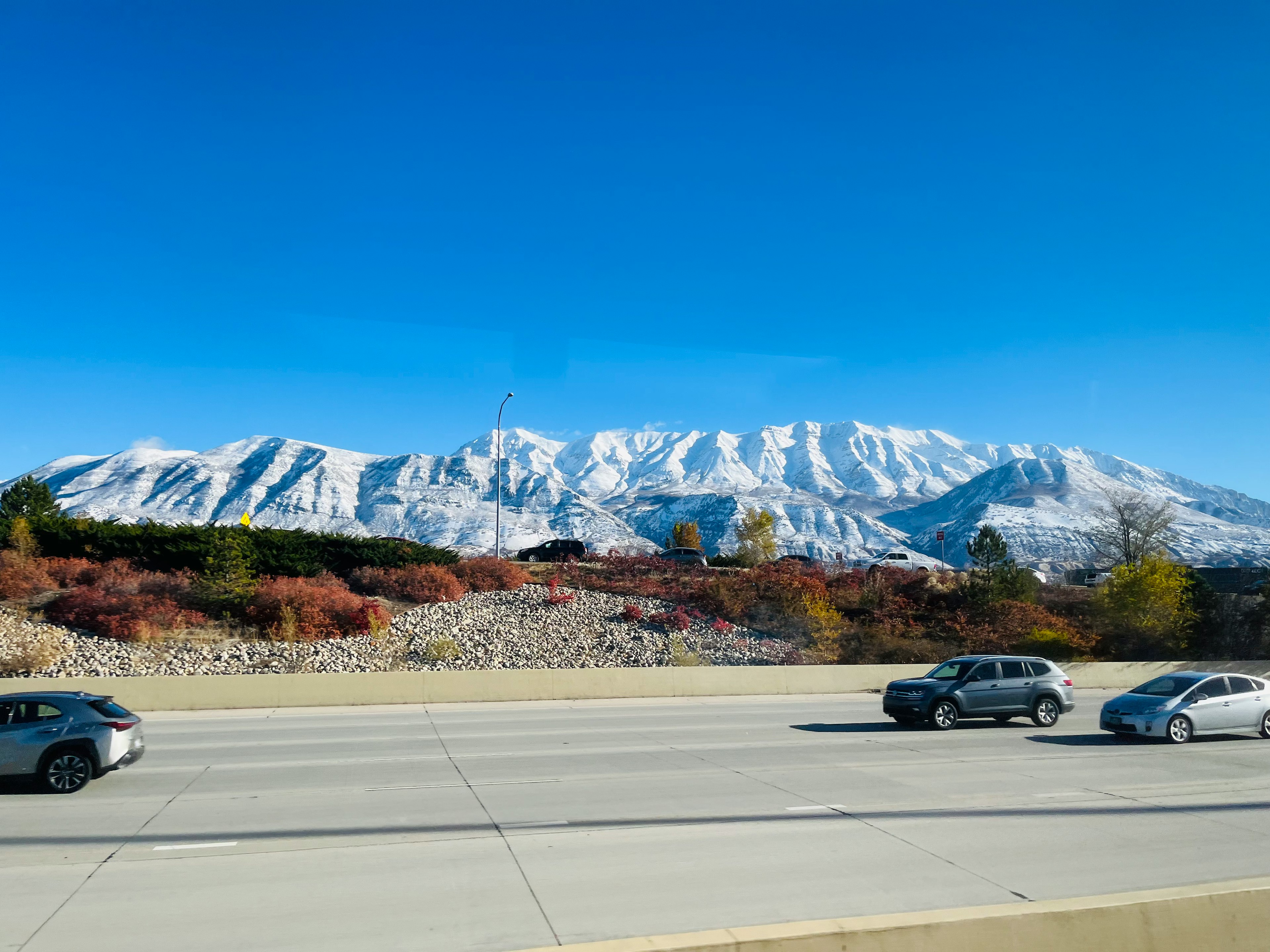 雪に覆われた山々と青い空が広がる風景