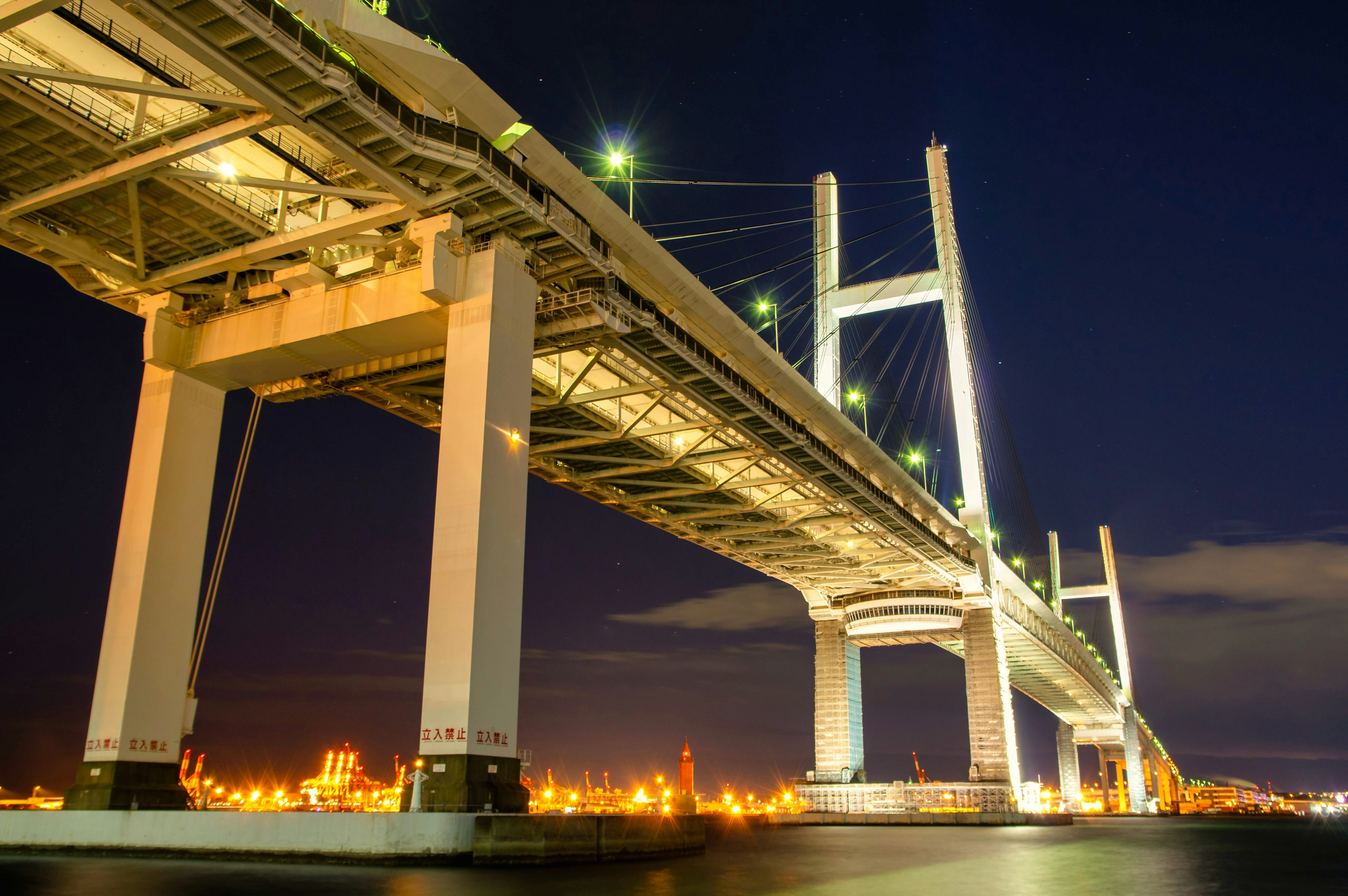 Vista spettacolare del ponte della baia di Yokohama di notte con luci