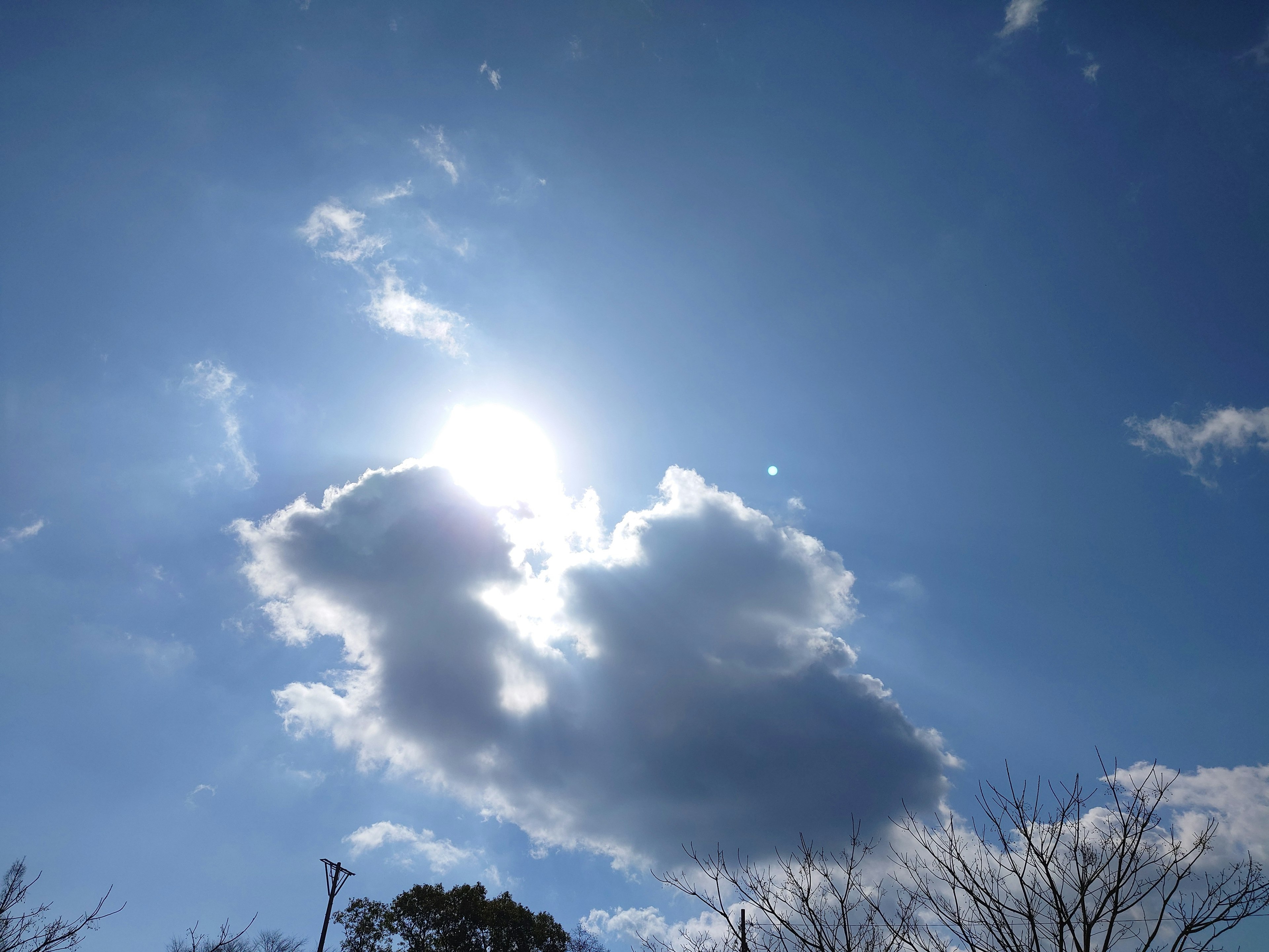 Nubes en un cielo azul con luz solar