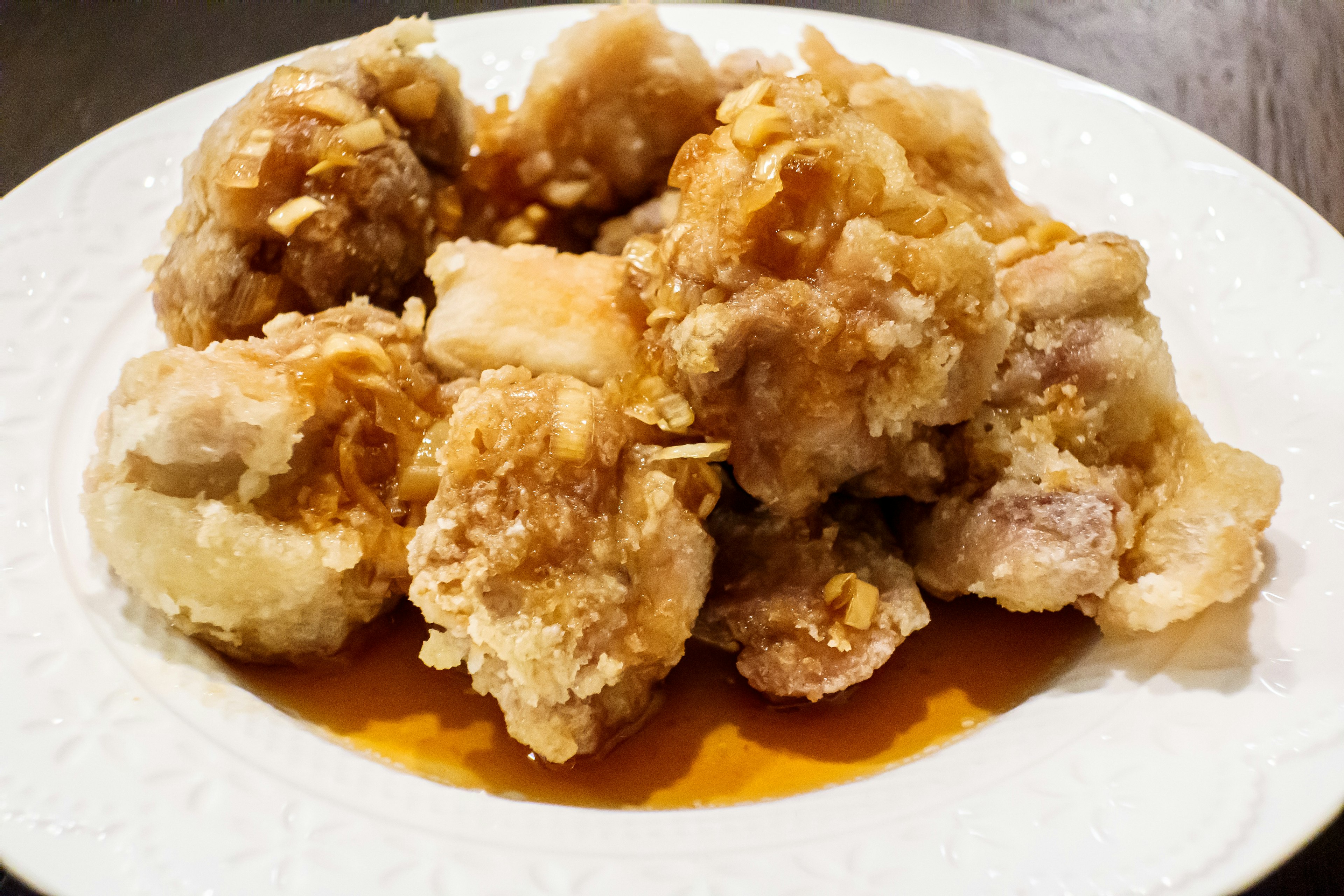 Plat de poulet frit servi dans une assiette blanche