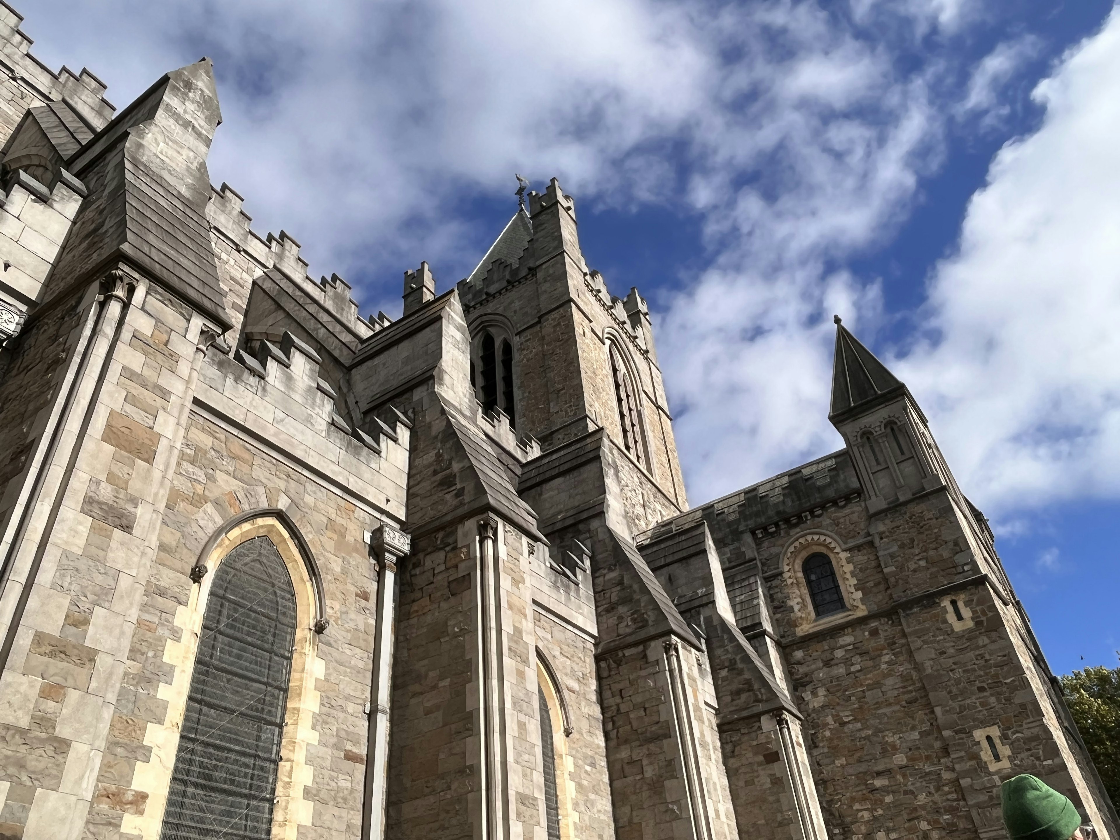 Eksterior katedral yang megah langit biru dan awan dinding batu dan menara