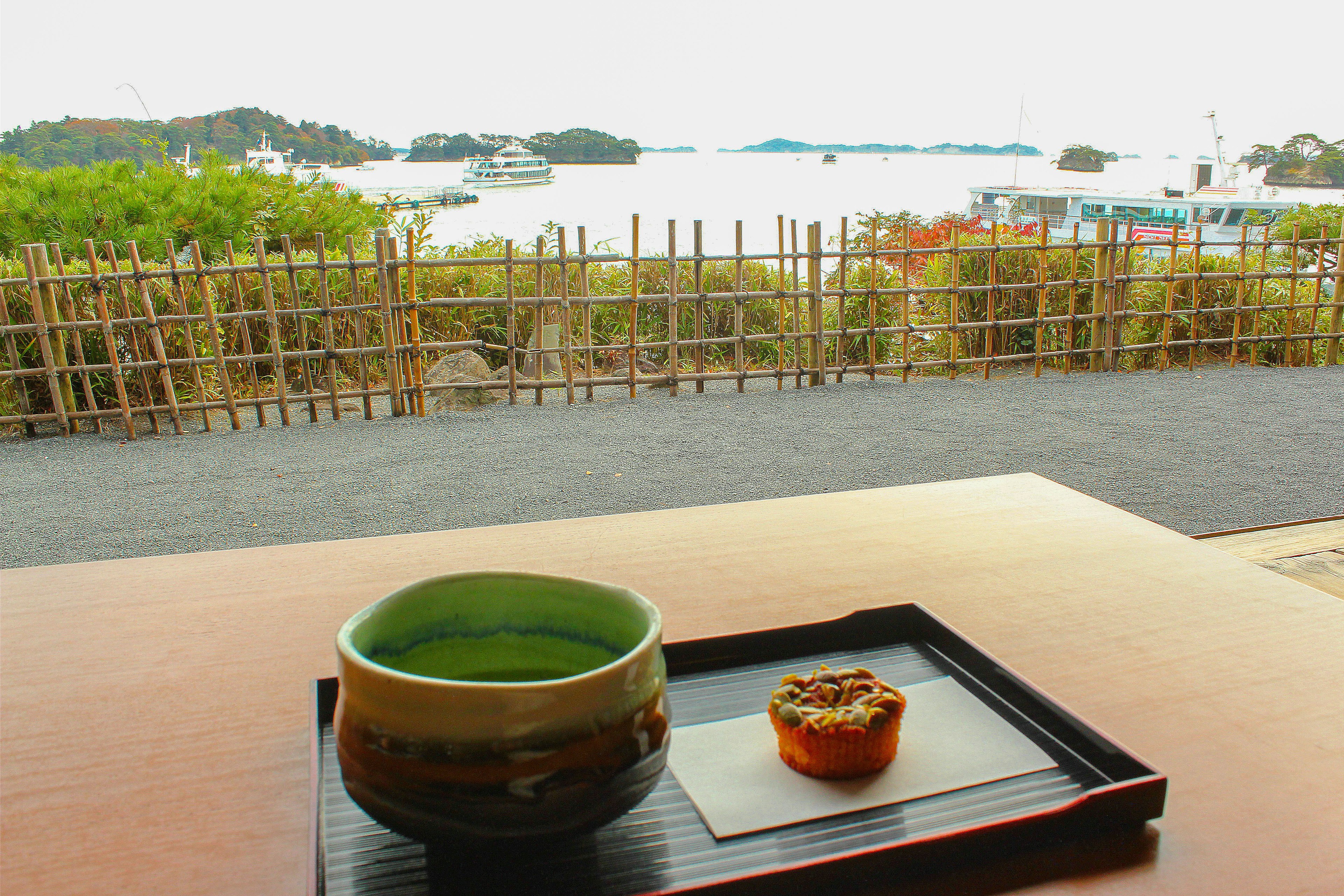 Matcha-Tee und traditionelle japanische Süßigkeiten mit Blick auf das Meer