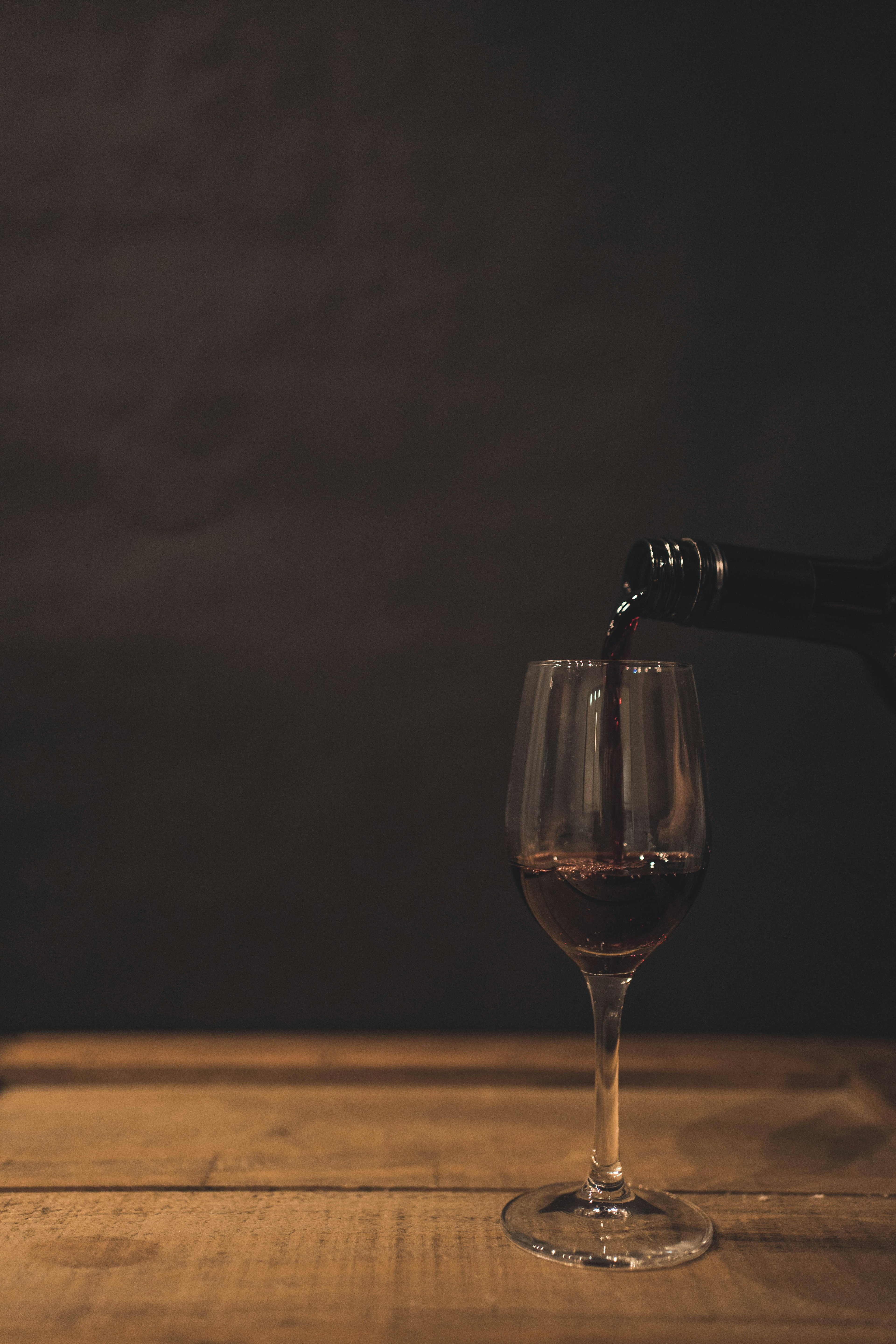 Scène d'un vin rouge versé dans un verre à vin