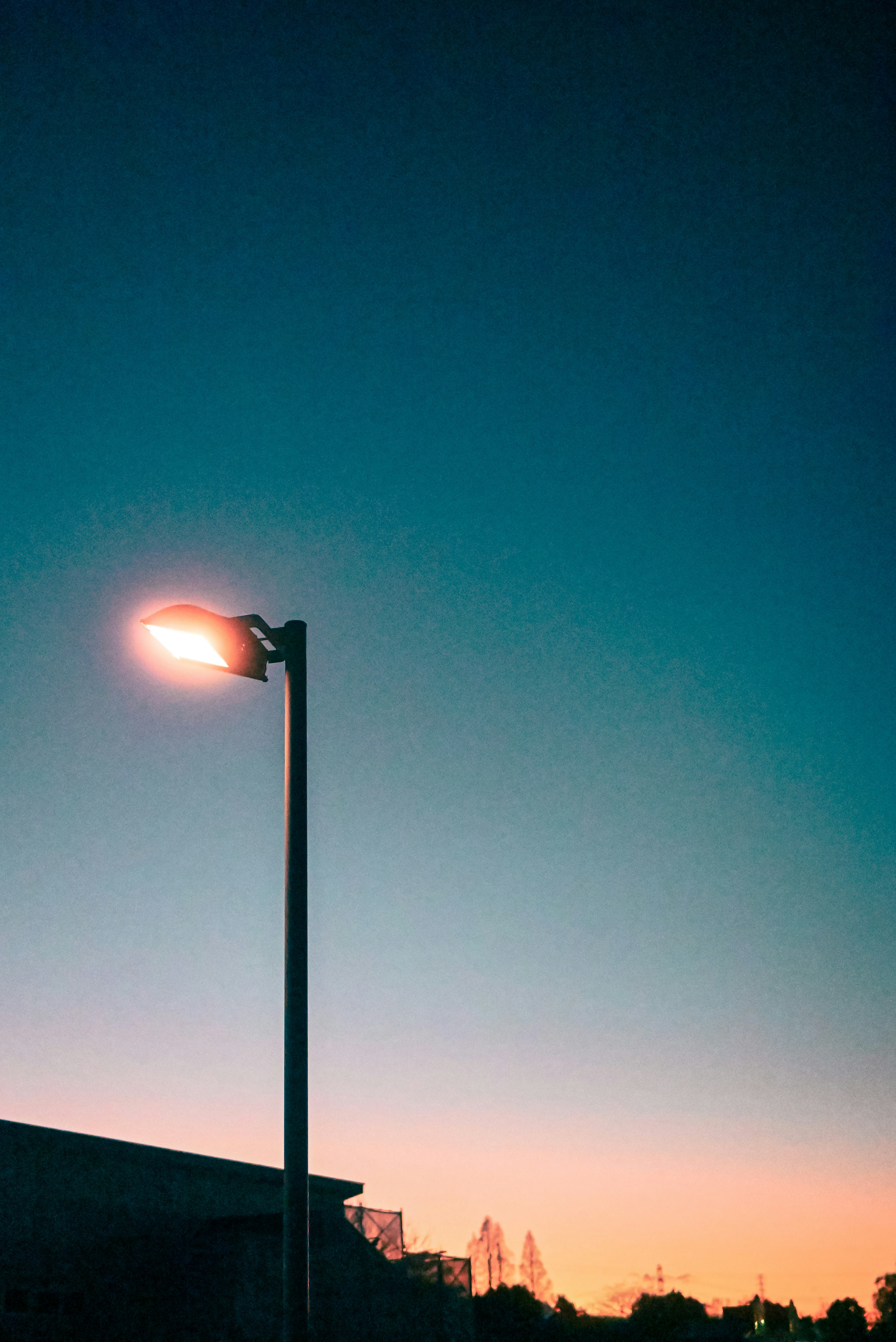 Lampu jalan di latar belakang langit biru saat senja