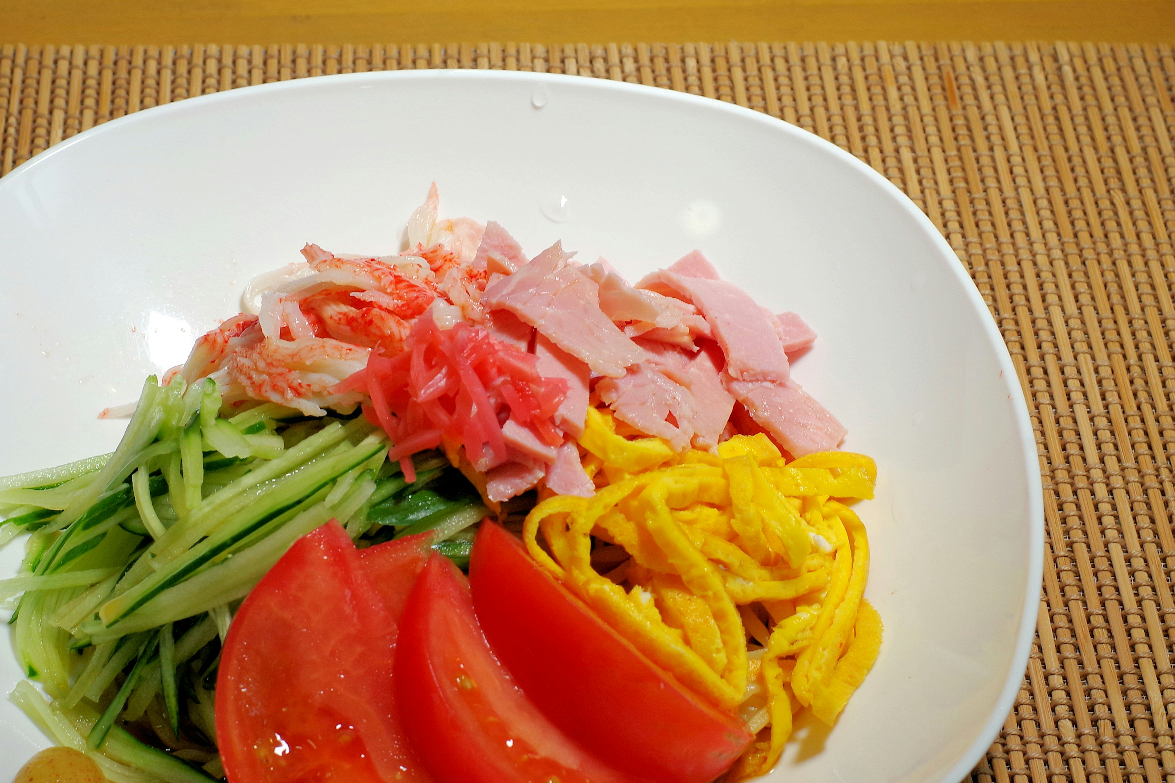 Asortimento colorido de ingredientes servido en un plato blanco