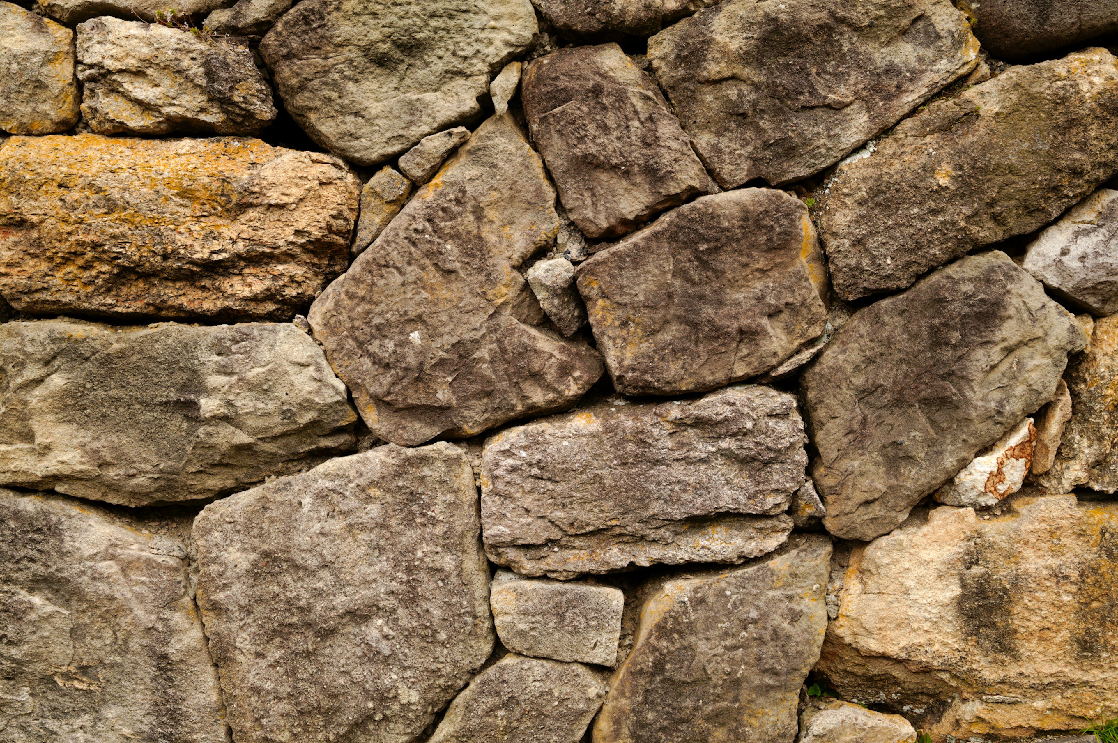 Primer plano de una pared de piedra texturizada