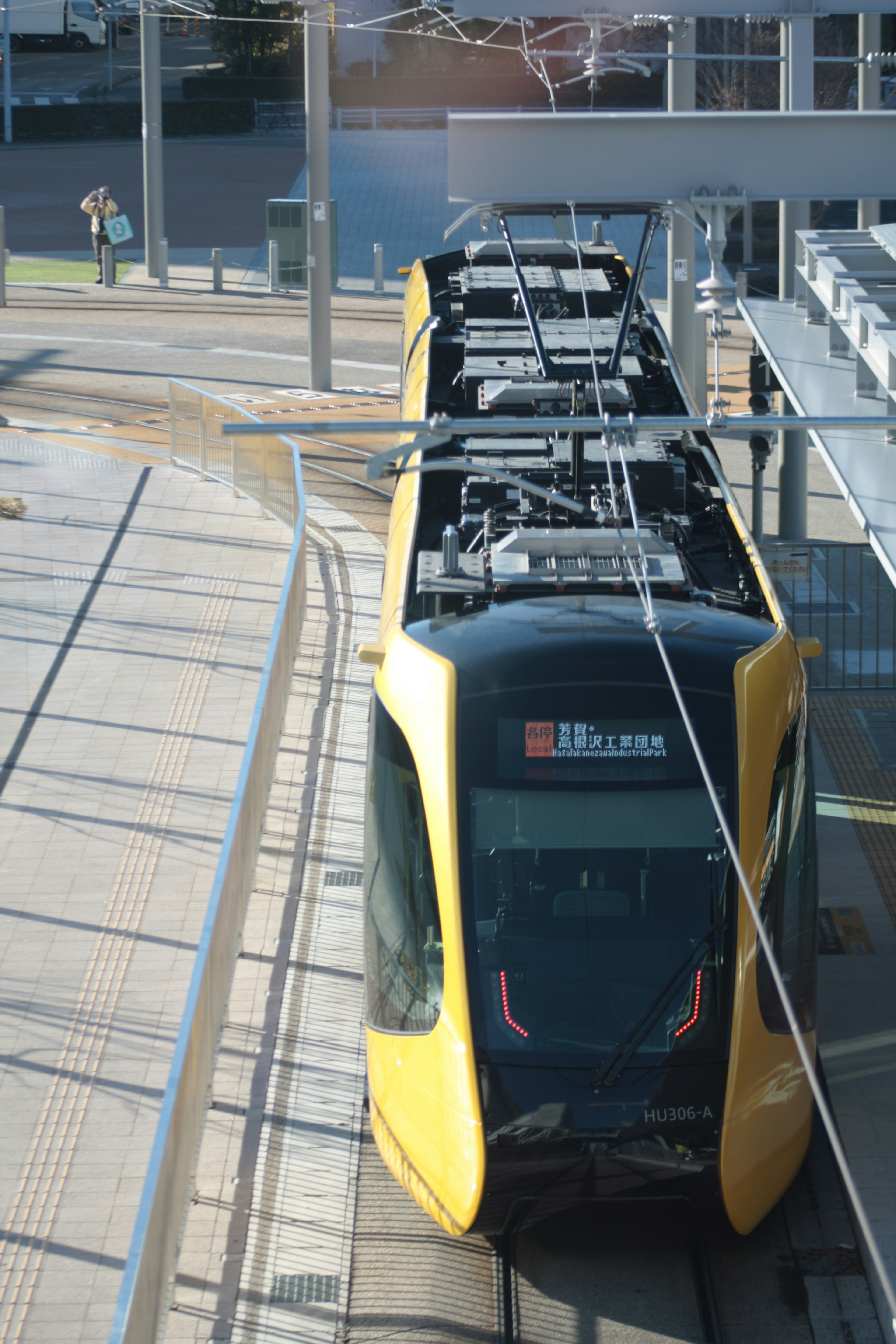 Tram kuning diparkir di stasiun