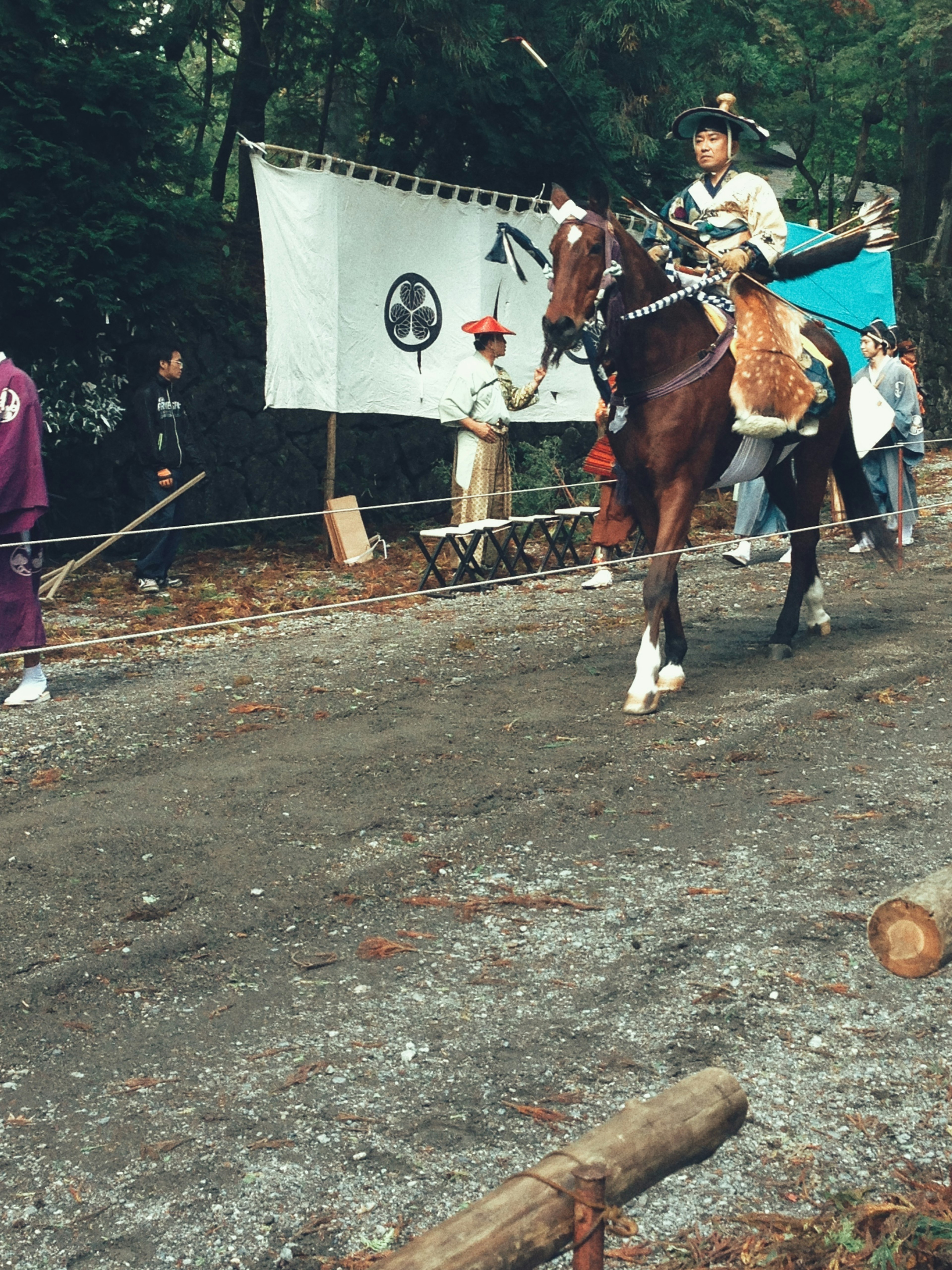 Un guerriero a cavallo che partecipa a una processione di festival tradizionale