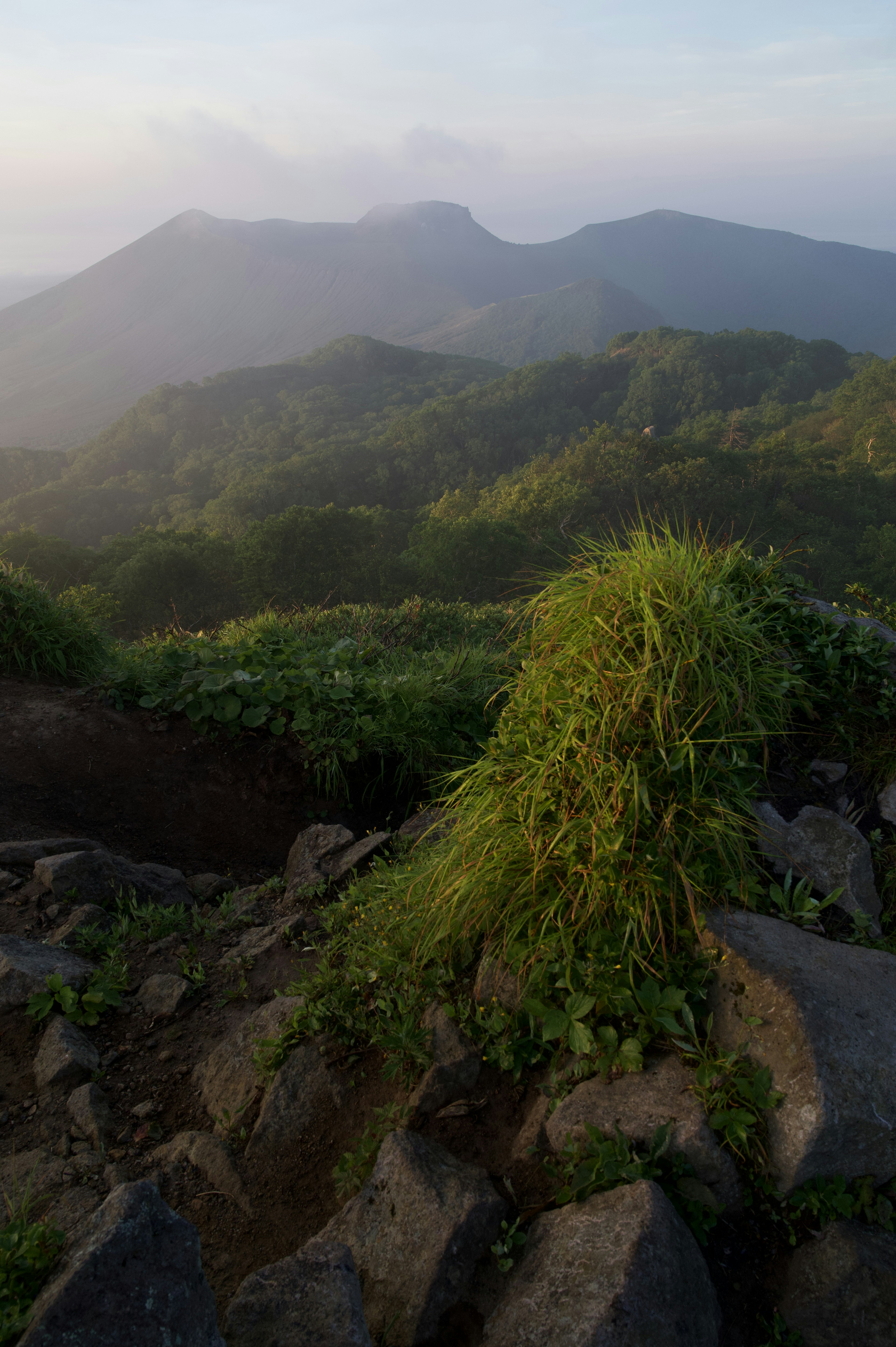 山々の風景と草の生えた岩