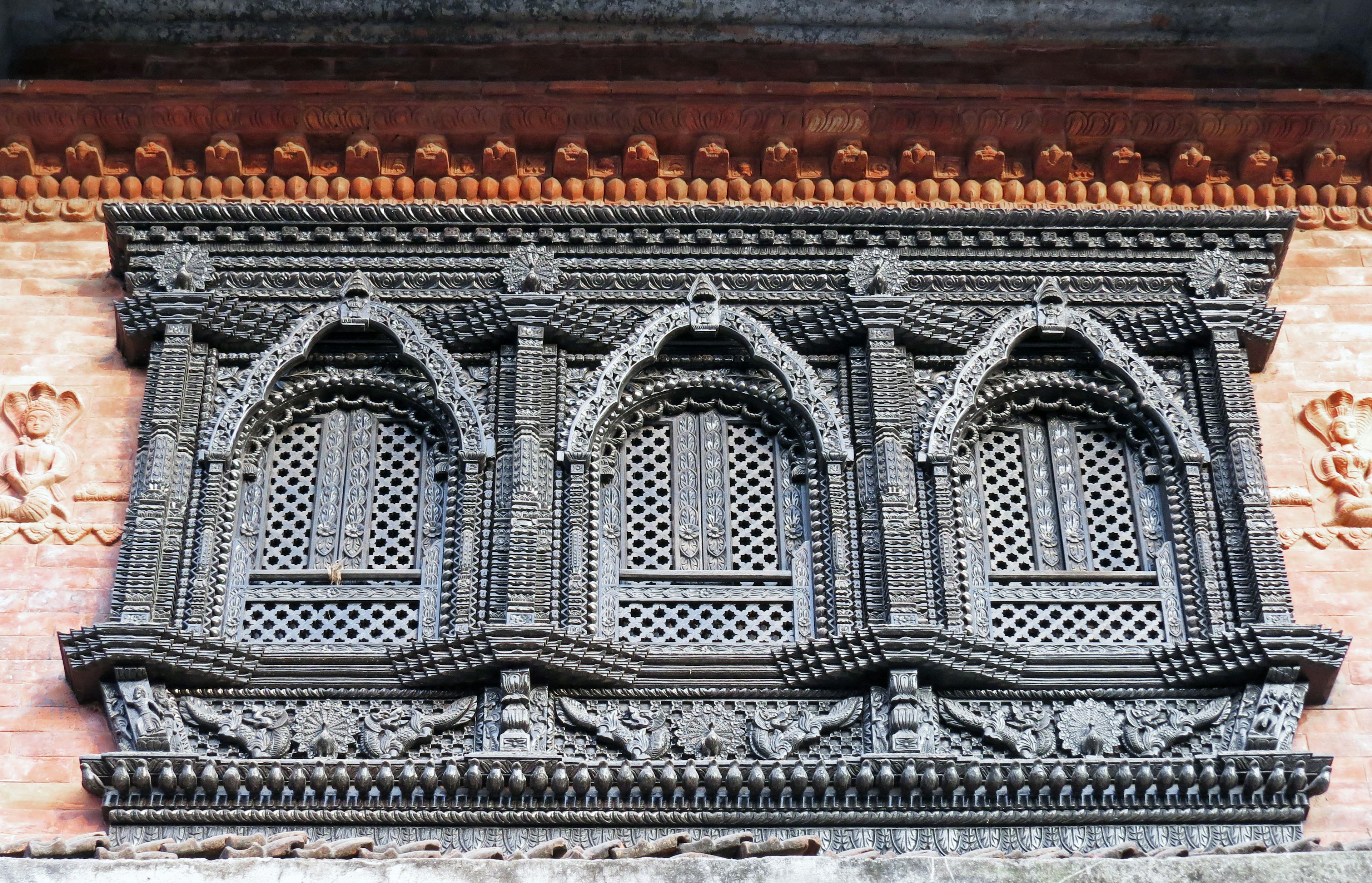 Intricato telaio di finestra in legno che mostra l'architettura tradizionale nepalese